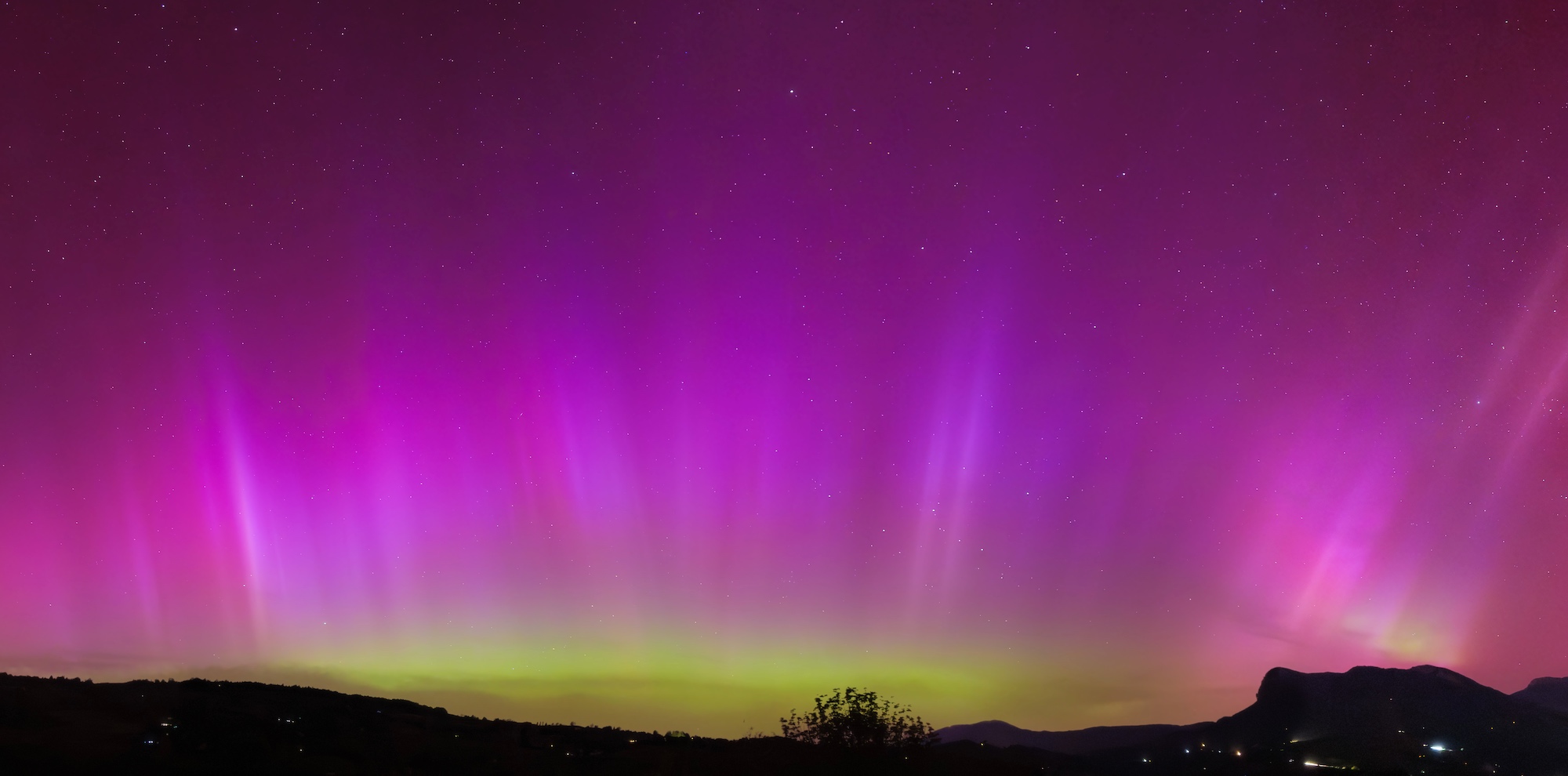 Dans la nuit du 10 au 11 octobre 2024, des aurores boréales ont encore une fois illuminées le ciel français © Yannick, Adobe Stock