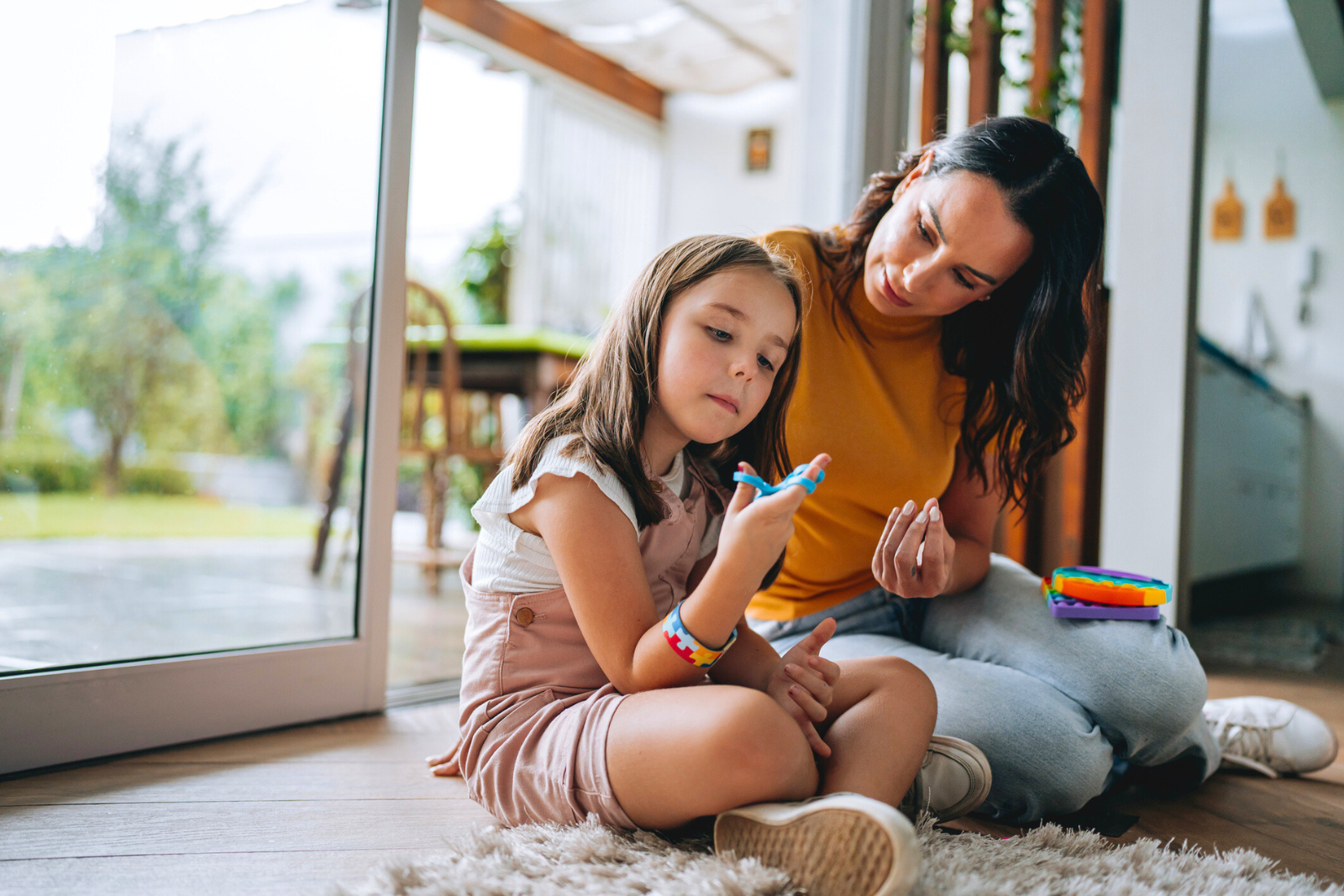 Une fausse croyance sur l’autisme revient : les chercheurs appellent à la vigilance. © Andreswd, iStock