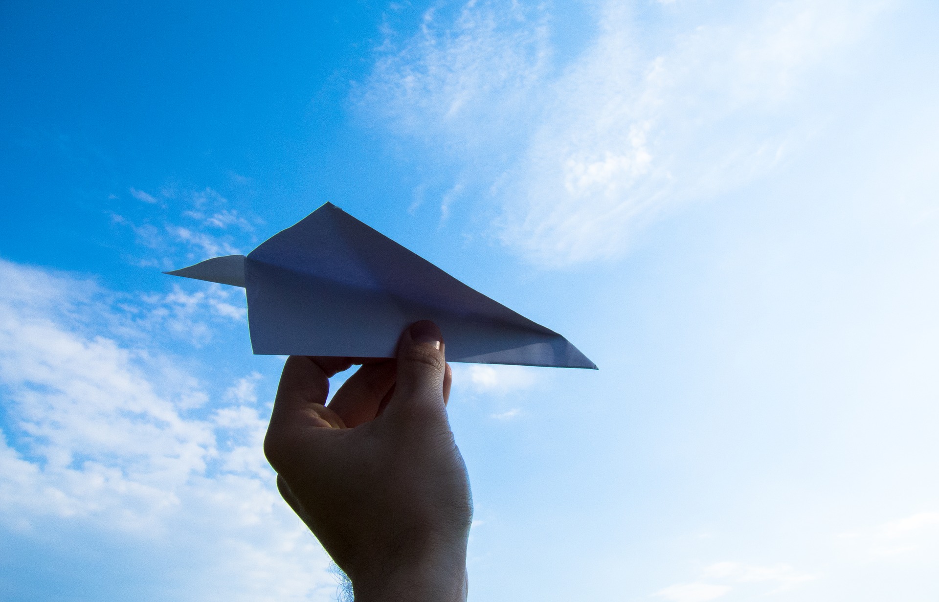 Une nouvelle modélisation du vol des avions en papier pourrait permettre de concevoir de nouveaux drones. © KristopherK, Pixabay