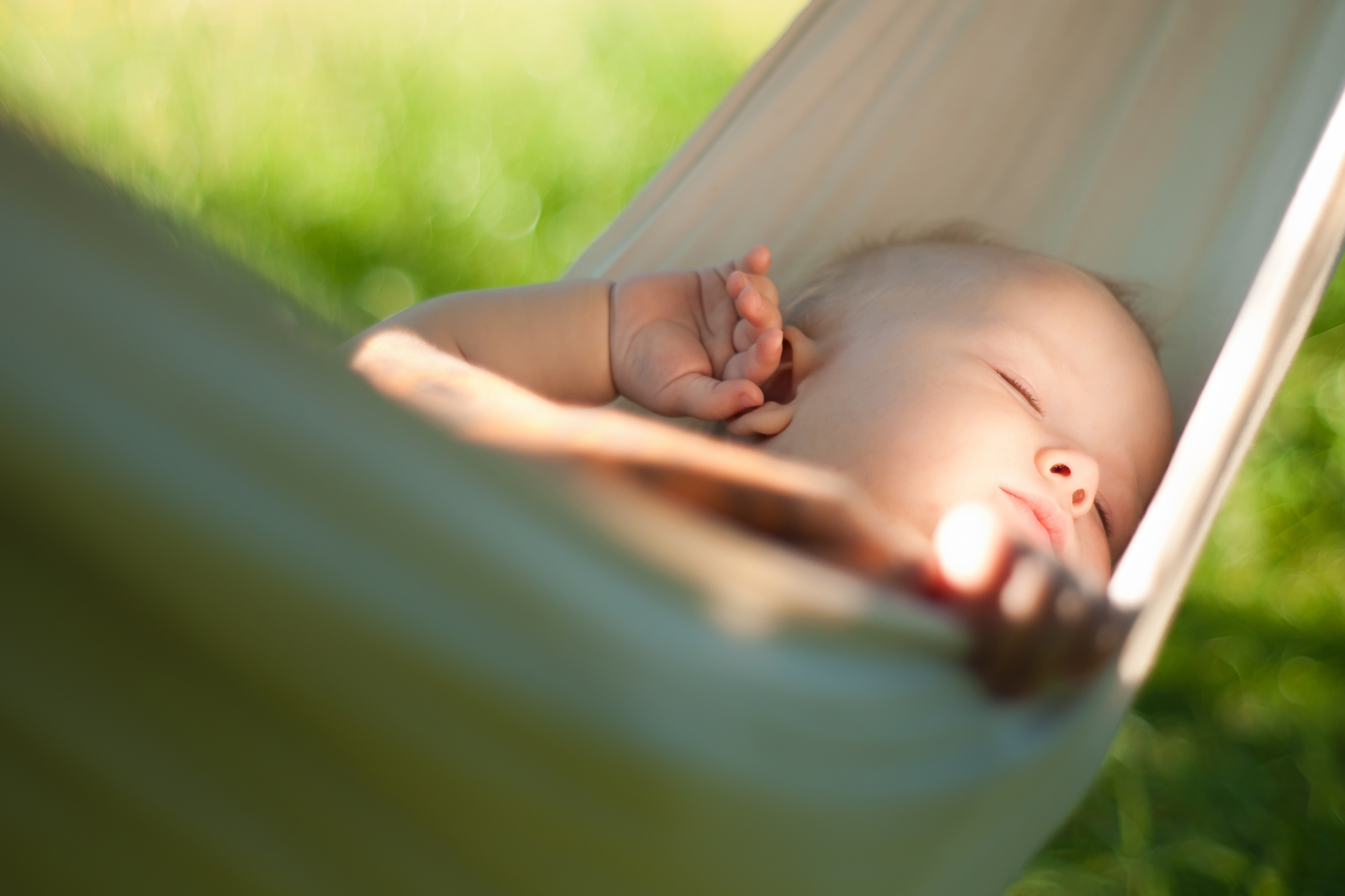 Un bébé dormant dans un hamac un&nbsp;après midi d'été © Adobe stock/Joshhh