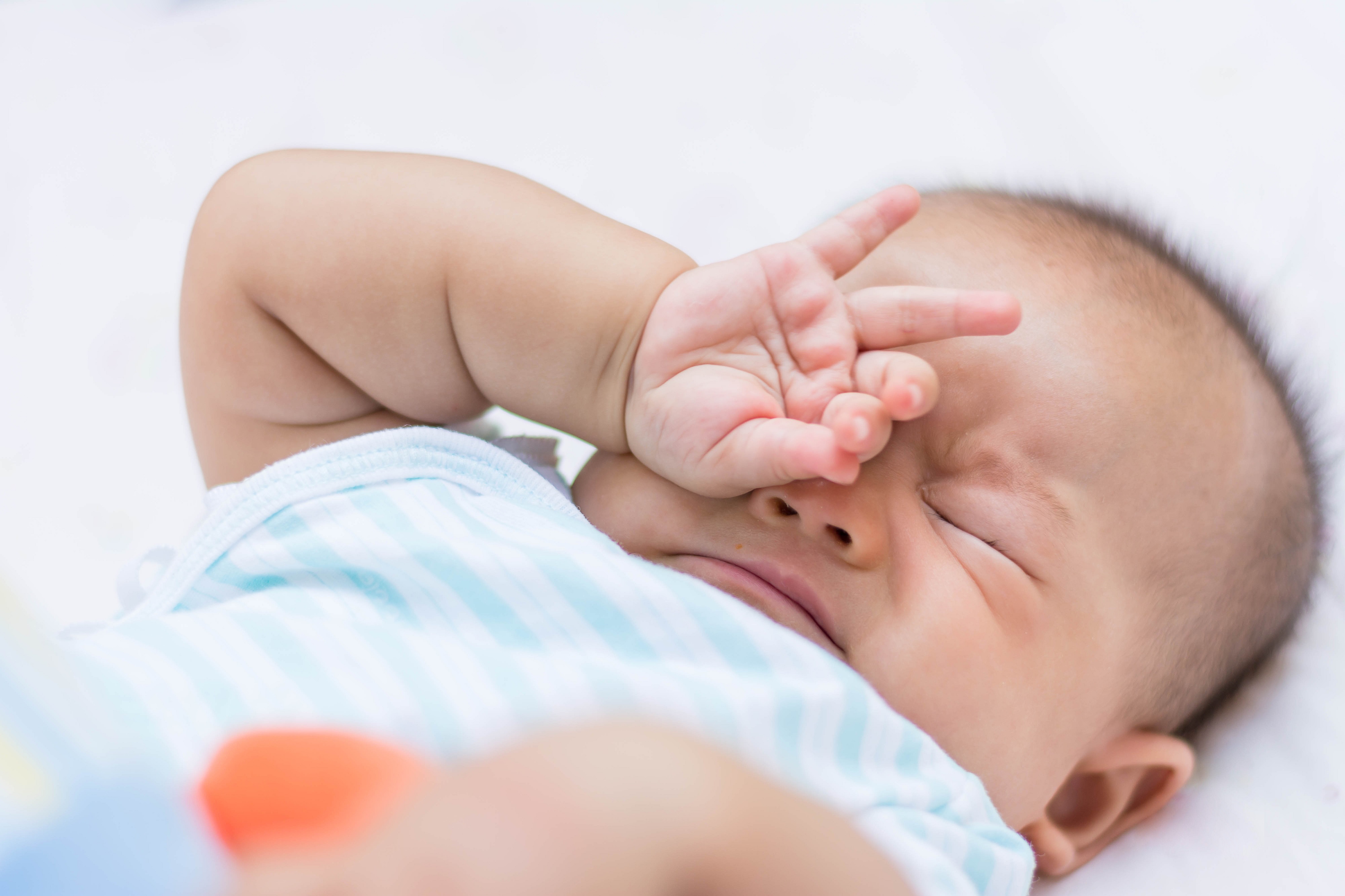 Les bébés se frottent souvent les yeux, signe d’une fatigue oculaire… Mais pas que ! © Yupachingping, Adobe Stock