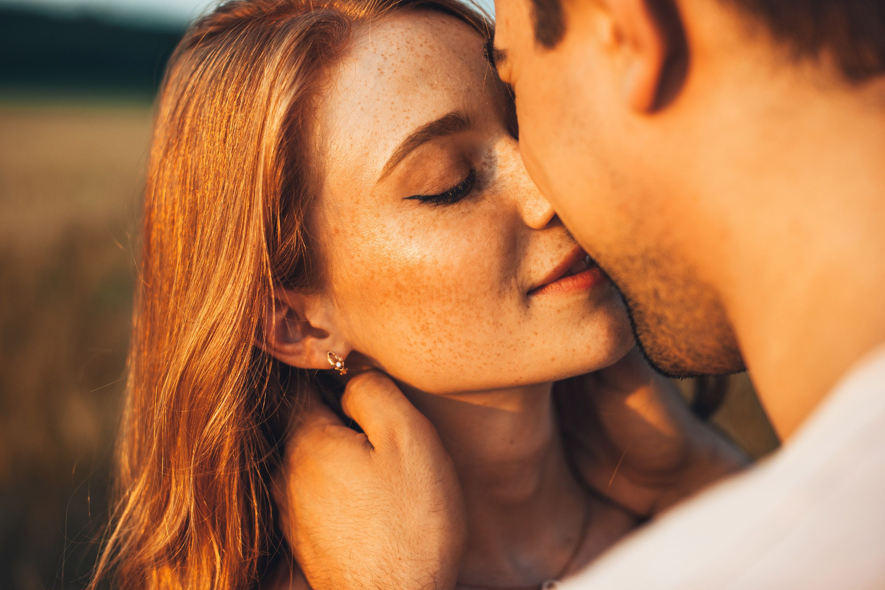 Trois jeunes sur dix pensent à tort que le virus du sida peut se transmettre en embrassant une personne séropositive. © Strelciuc Dumitru, Getty Images