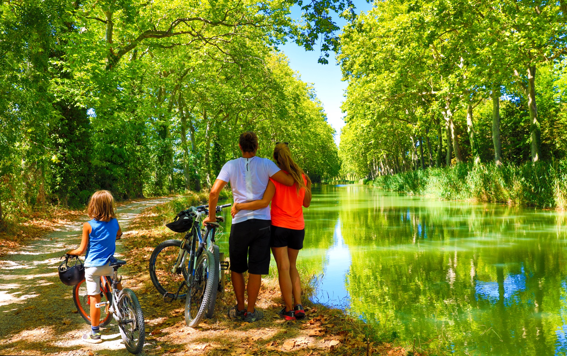Une randonnée le long du canal du Midi, site classé au patrimoine mondial de l'Unesco, demeure incontournable pour tout bon cyclotouriste. © M.studio, Adobe Stock
