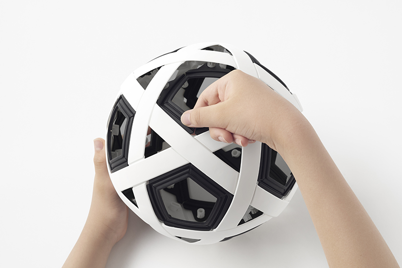Nendo et Molten ont développé un véritable ballon en kit, à monter soi-même et qui ne risque pas de se dégonfler. © Akihiro Yoshida, Nendo Molten