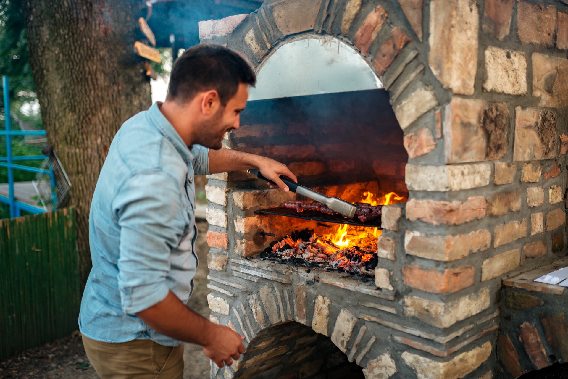 Et si vous installiez un barbecue en dur pour profiter de grillades conviviales ? © bnenin, Adobe Stock