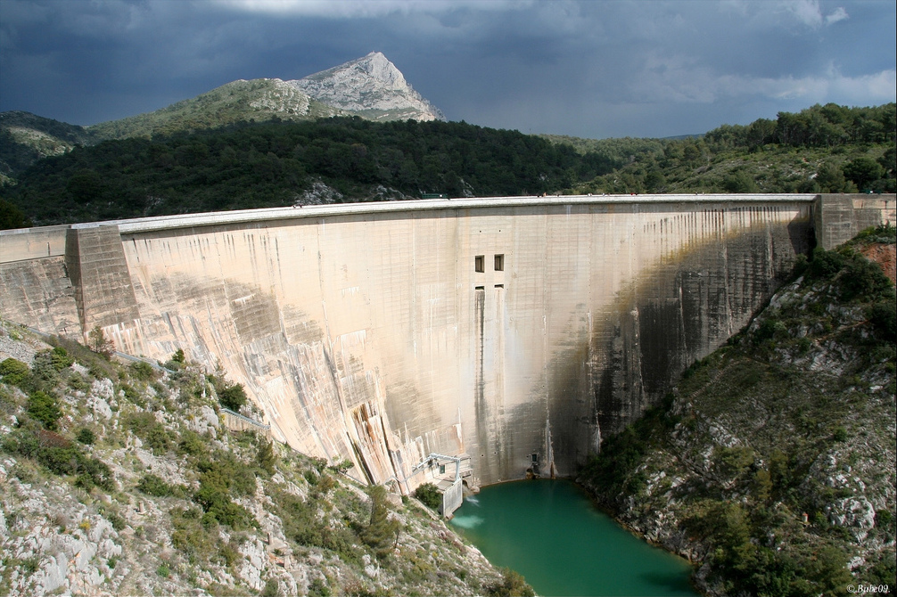 Le barrage de Bimont, dans le massif provençal de la Sainte-Victoire, produit 9 GWh d'hydroélectricité par an. © Bube09, Flickr, cc by nc sa 2.0
