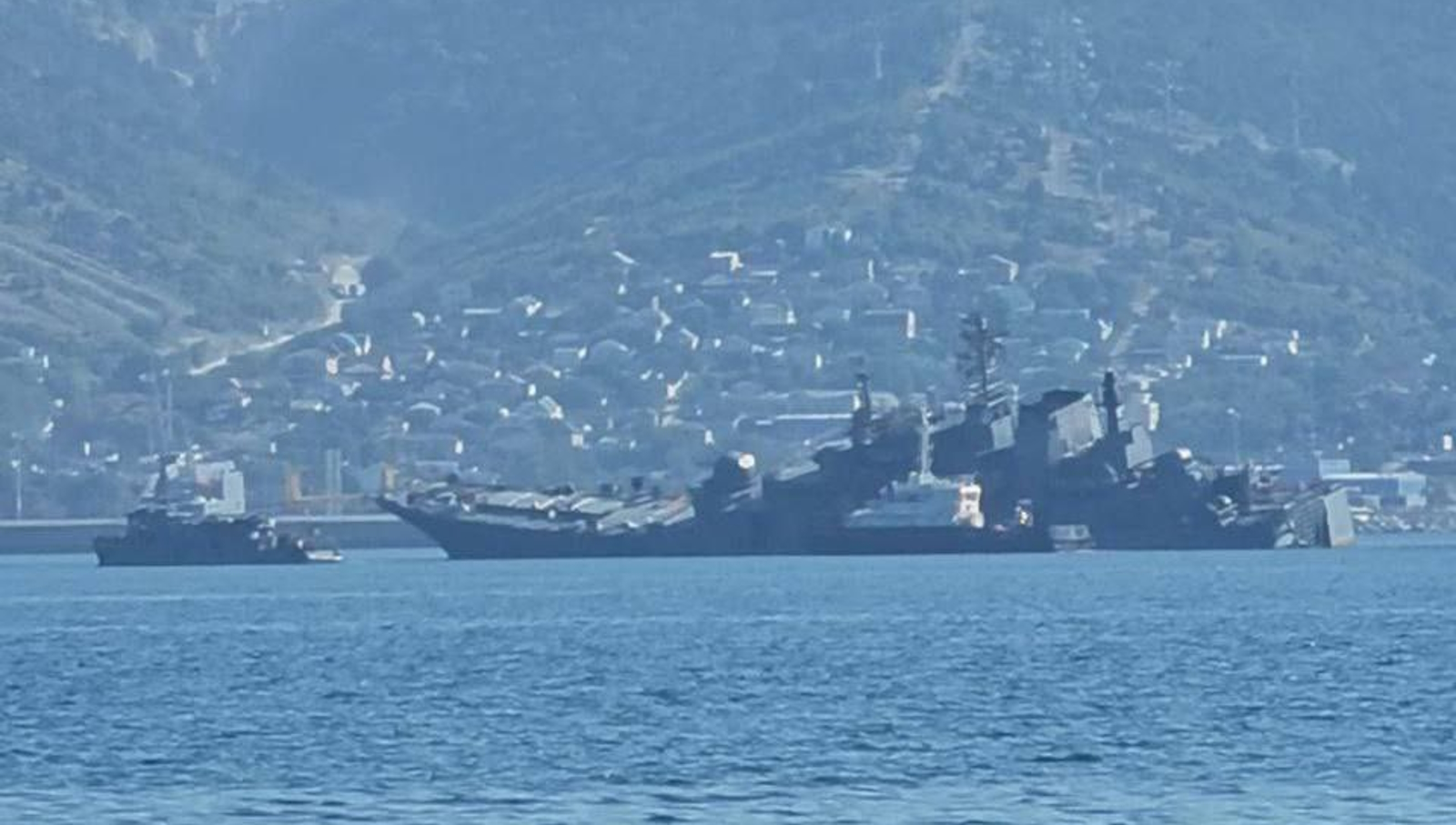 Le navire de débarquement russe gîte sur son flanc bâbord. © Twitter