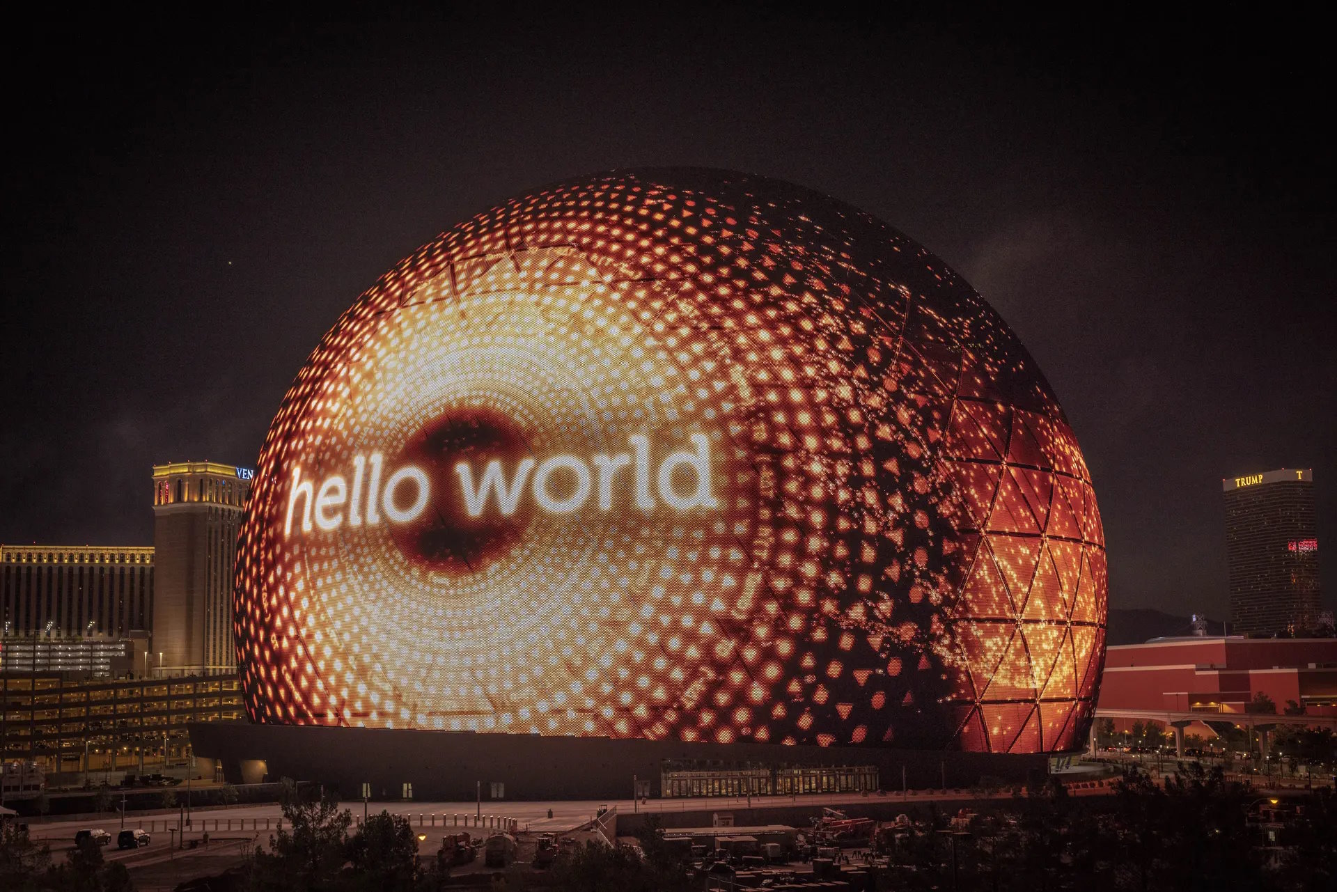 Le bâtiment « Sphere » a allumé son affichage géant pour la première fois ce 4 juillet. © Sphere Entertainement