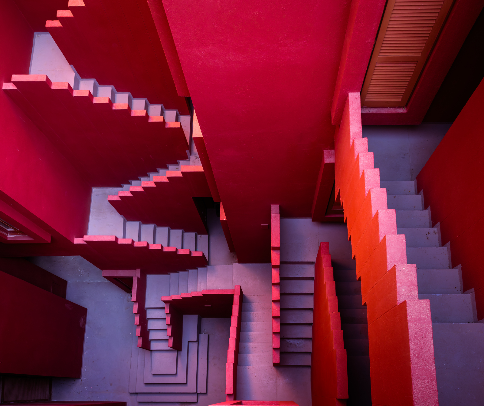 L'intérieur rose de la Muralla Roja à Calpe, Espagne. © Agata Kadar, Adobe Stock