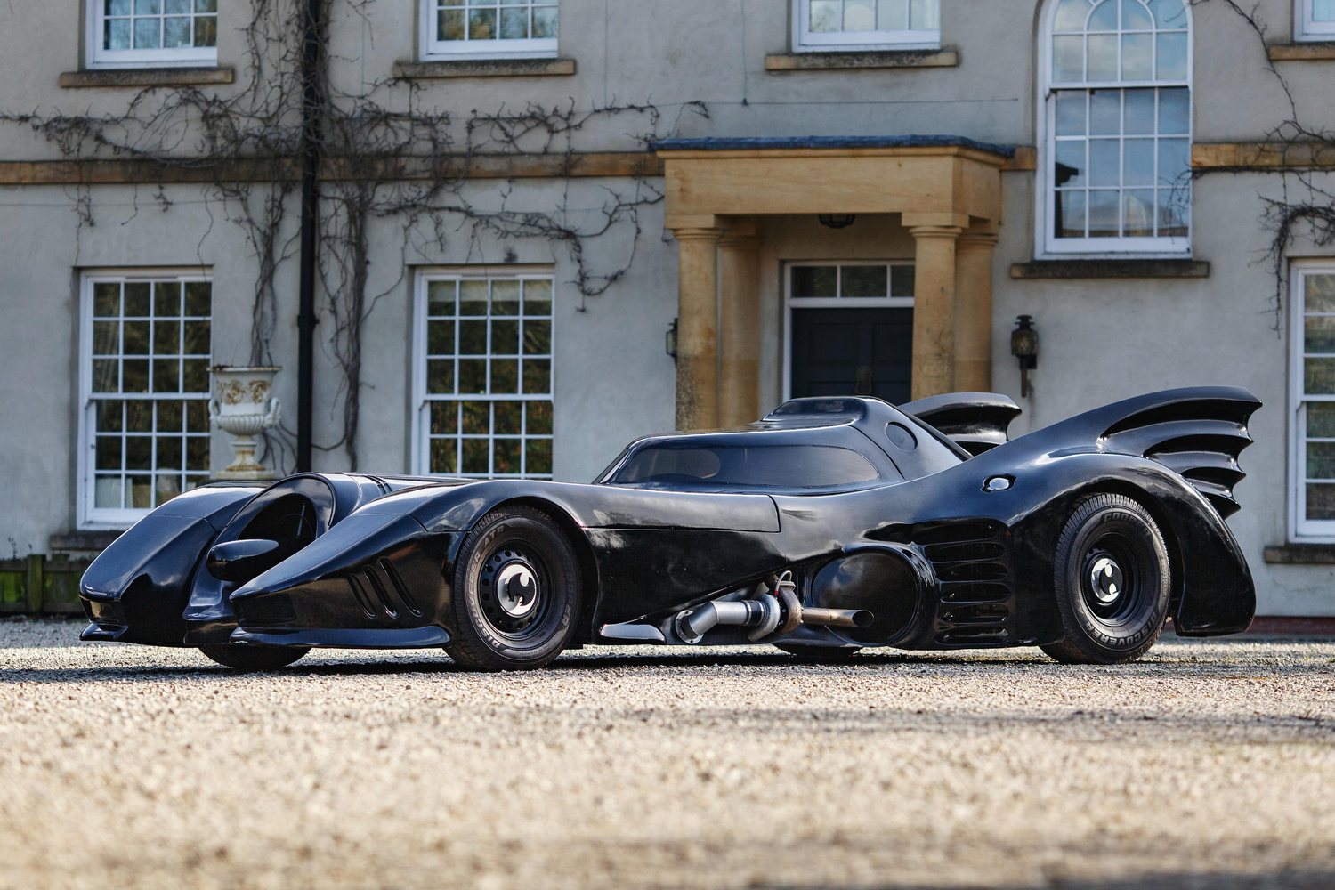 Cette Batmobile n’est pas un modèle original utilisé dans les deux Batman de Tim Burton, mais une réplique fidèle. © Bonhams
