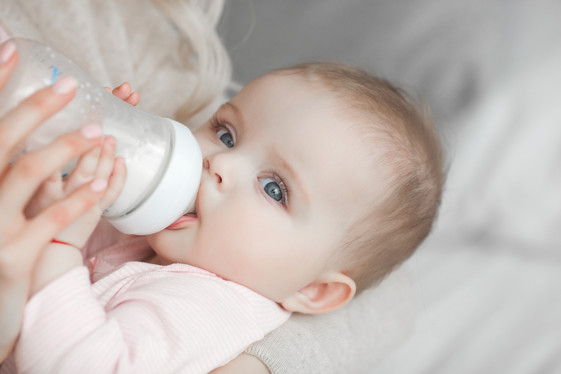 Les biberons en PP contamine le lait infantile avec des microplastiques lorsqu'ils sont chauffés. © olenachukhil, Adobe Stock