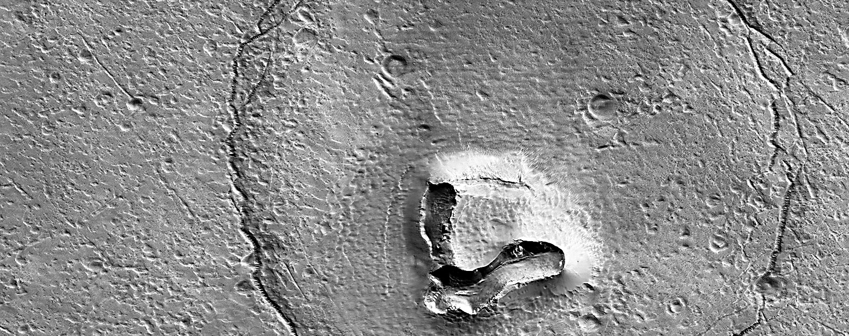 Illusion réussie d'une tête d'ours sur Mars. Mais quelle est l'origine de ce dessin ? © Nasa, JPL, University of Arizona