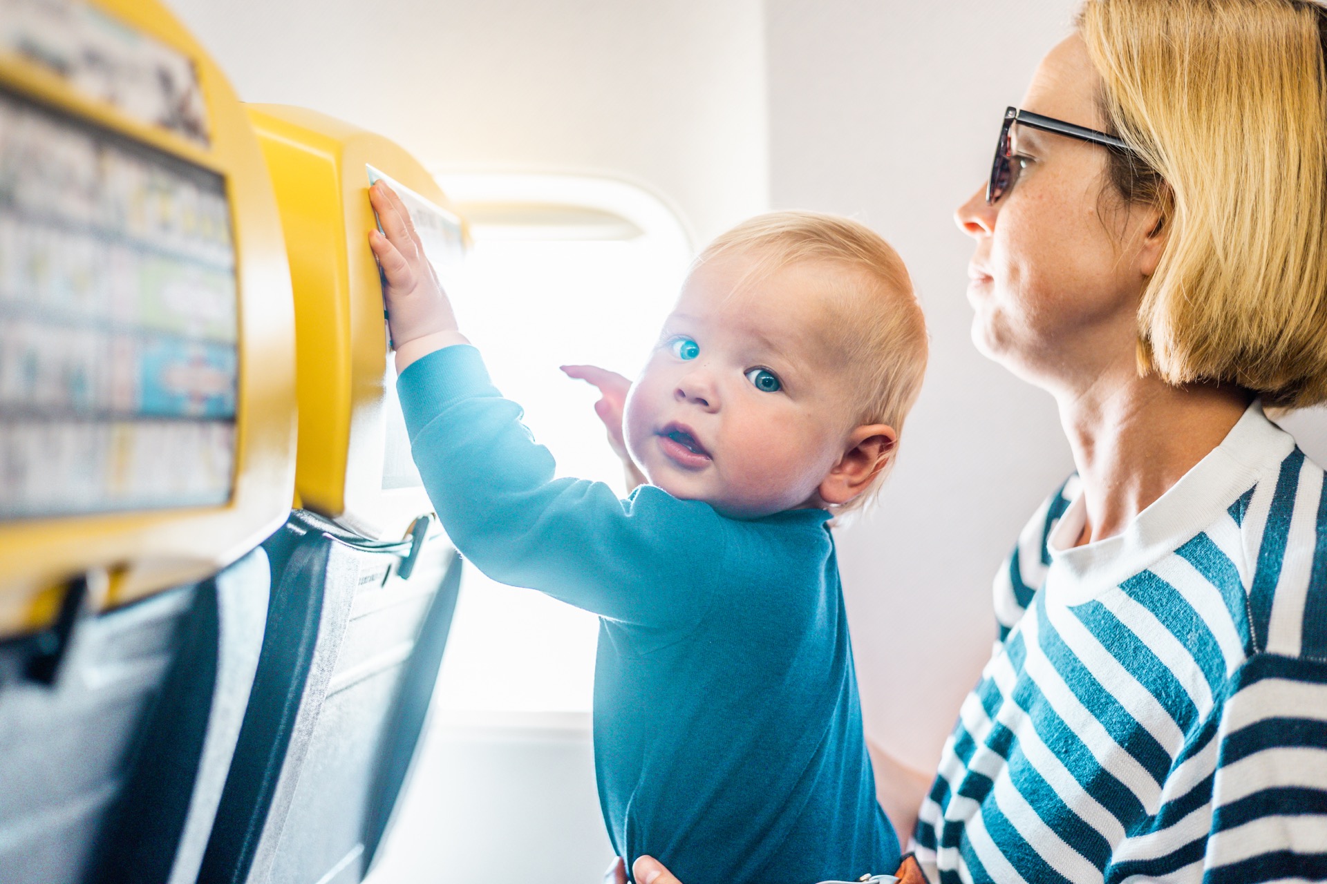Comment voyager en avion avec Bébé sans stress et sereinement. © Irina WS, Shutterstock.com