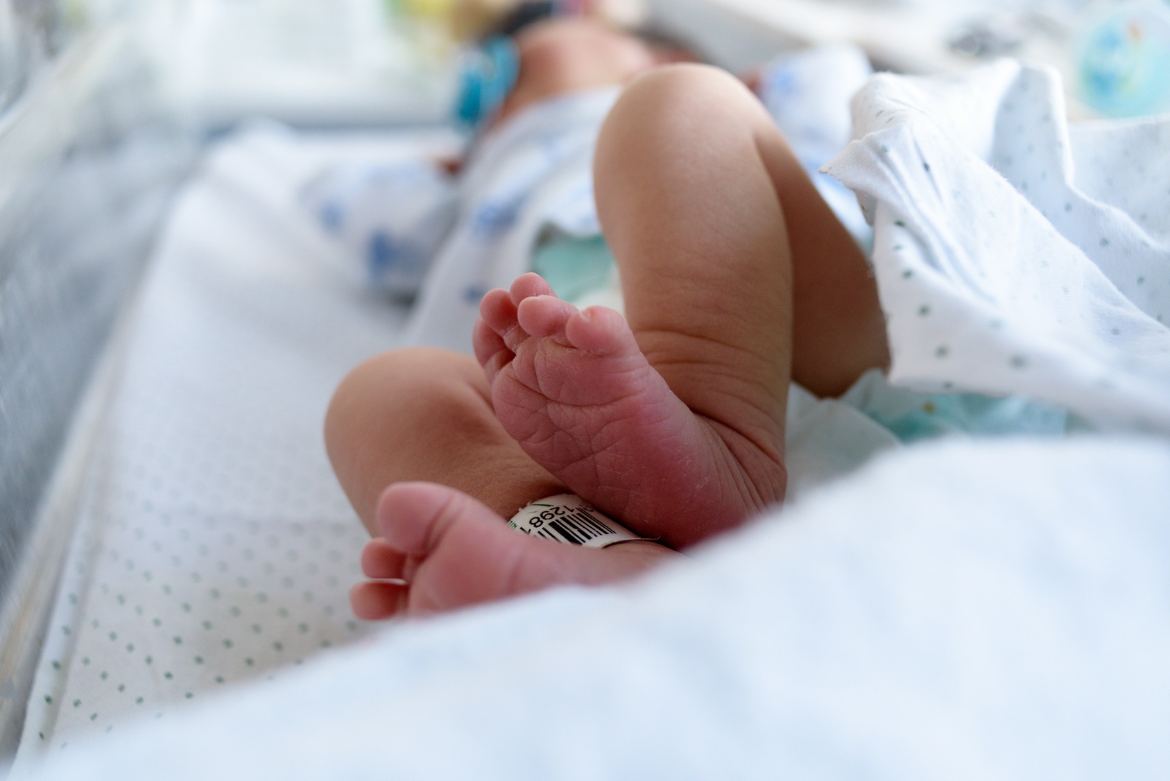 L’agence Santé publique France a publié trois rapports sur les enfants nés sans main ou sans bras dans le Morbihan, la Loire-Atlantique et l’Ain. © jonastorres, Fotolia