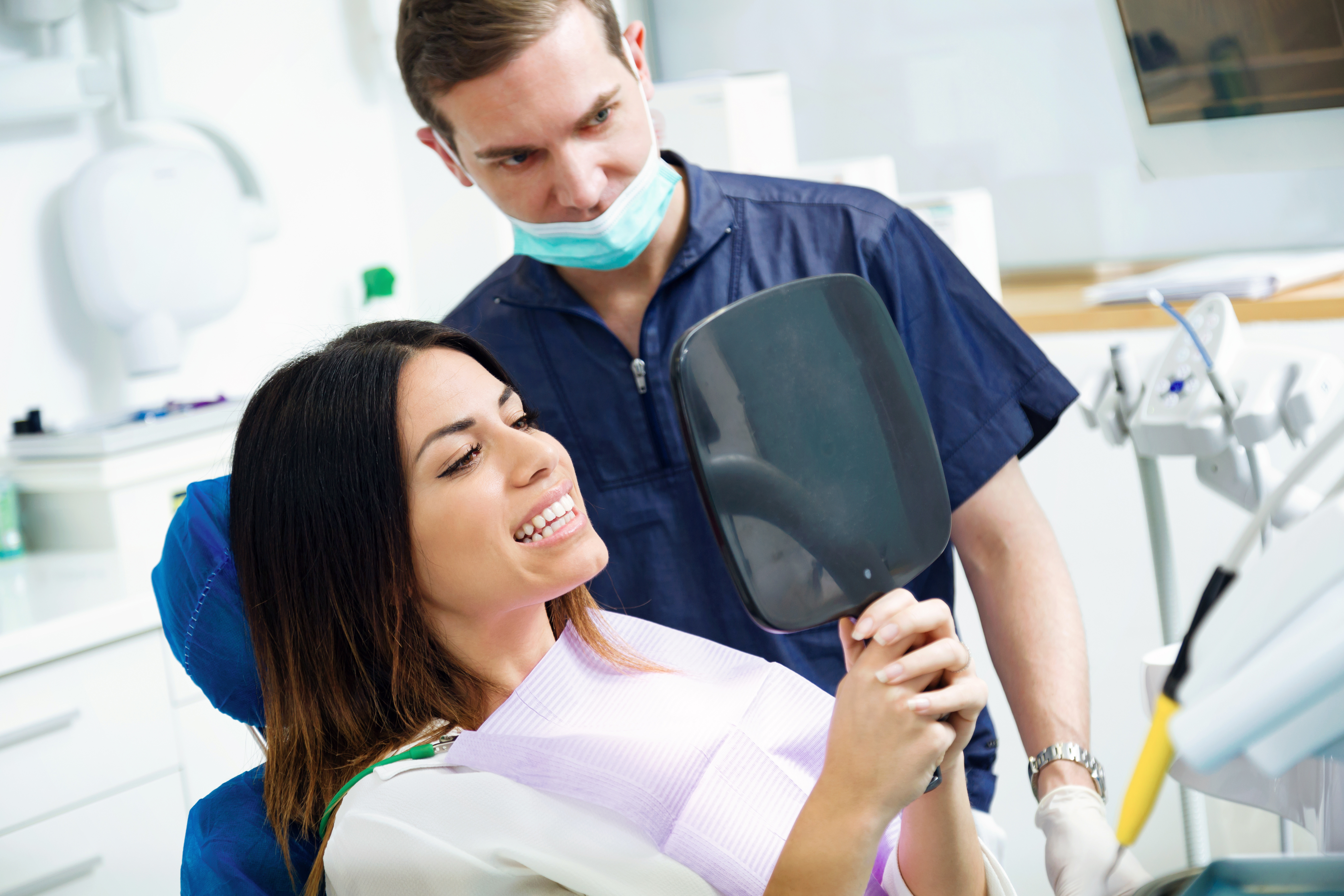 Le blanchiment dentaire peut être réalisé par un dentiste. © nenetus, Adobe Stock