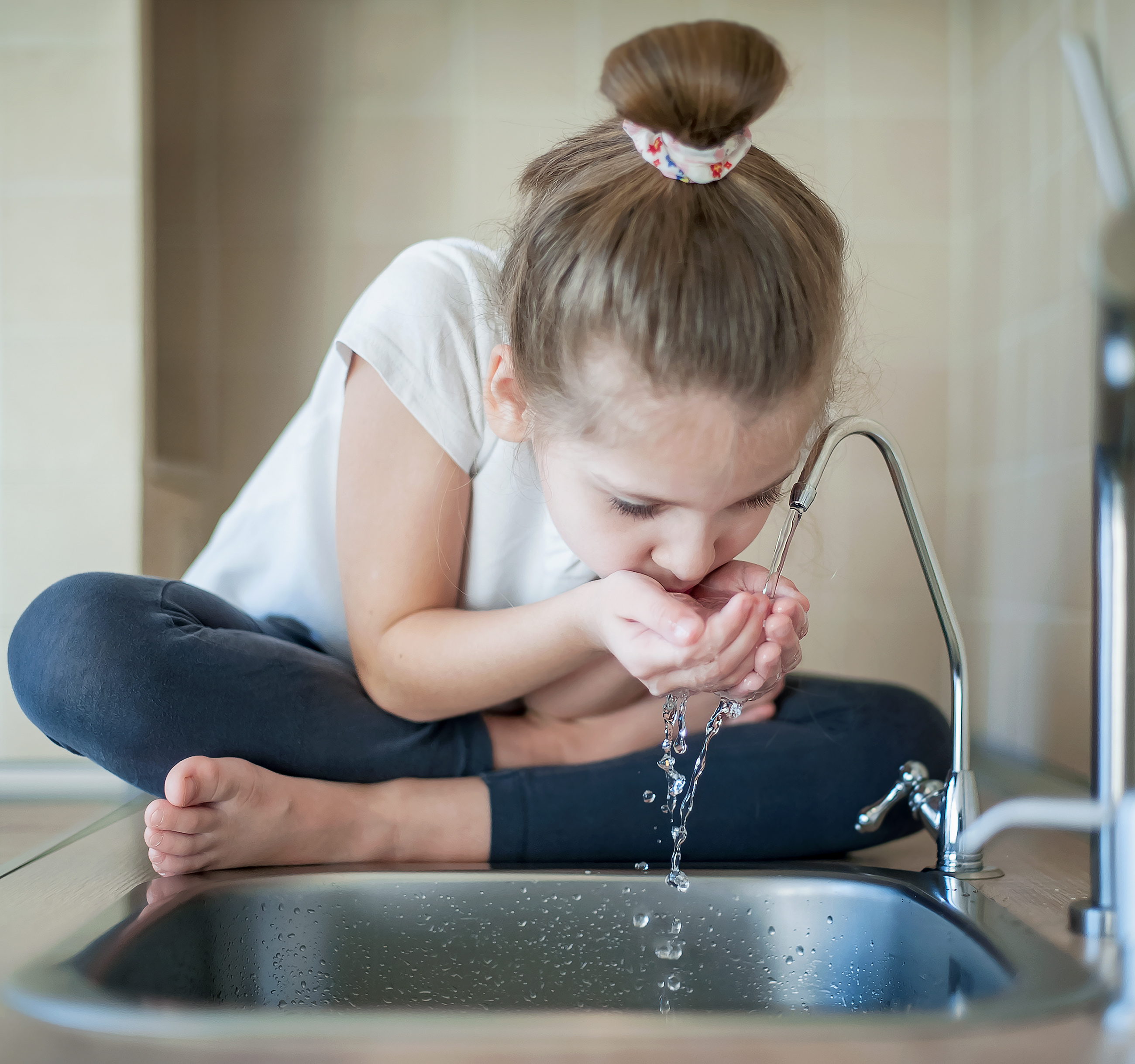 En 2020, selon une enquête du Centre d’information sur l’eau, 67 % des Français consommaient de l’eau du robinet quotidiennement. © Igor, Adobe Stock