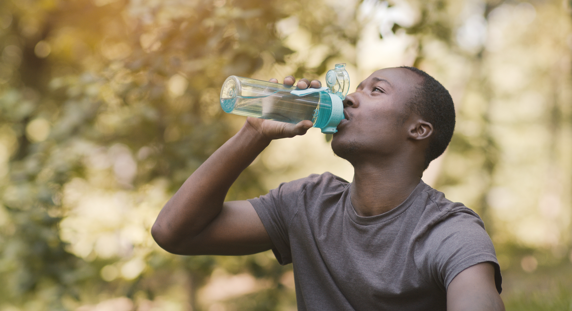 L’eau pour s’hydrater, c’est bien, mais alterner avec du thé et du café, c’est encore mieux. © Prostock-studio, Adobe Stock 