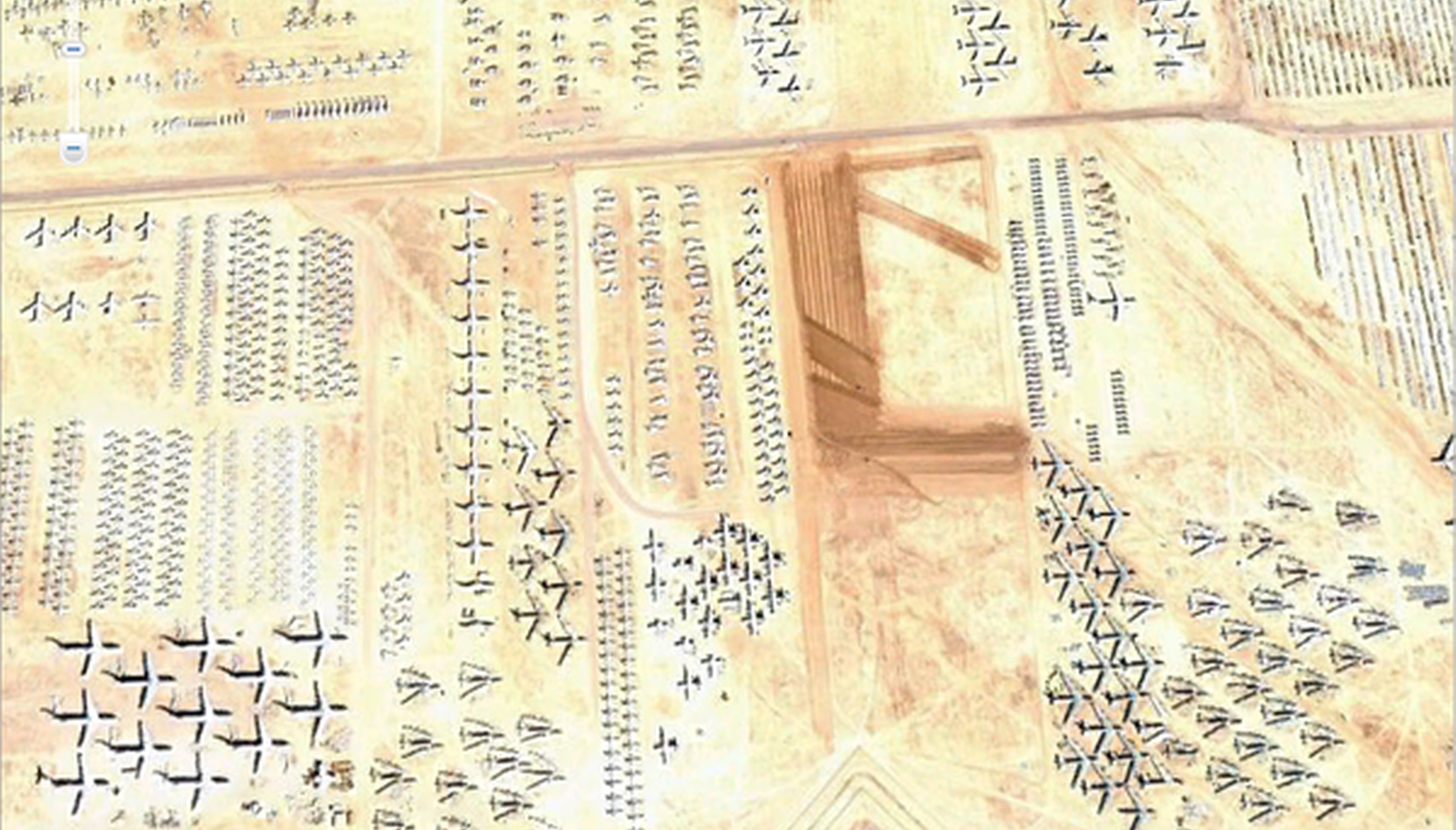 Des hiéroglyphes ? Non, le cimetière pour avions militaires de l’U.S. Air Force à Tucson, Arizona. © Google Earth