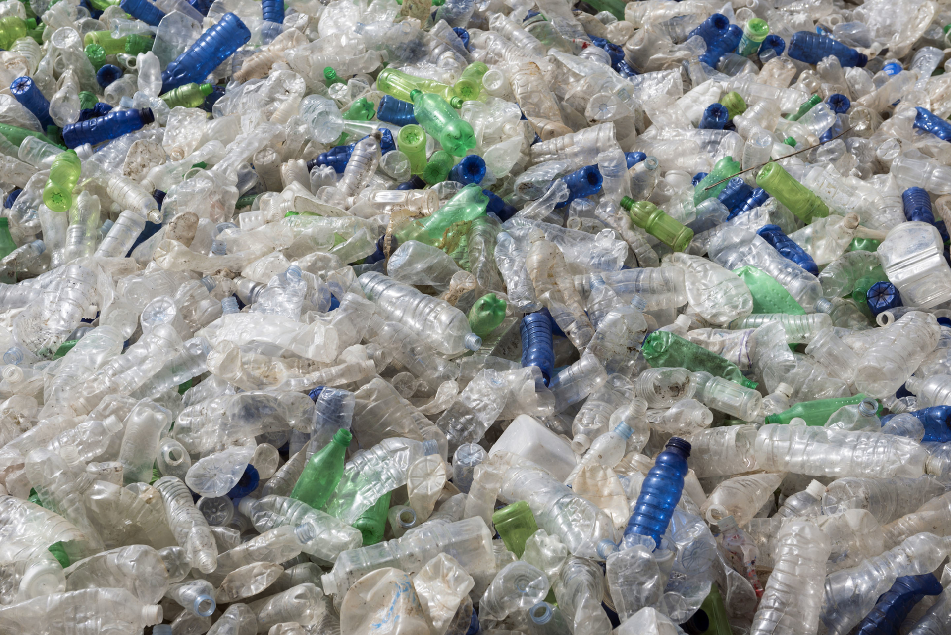 À Guayaquil, dans le sud-ouest de l'Équateur, les usagers du réseau de bus peuvent financer leurs titres de transport en recyclant des bouteilles en plastique grâce aux machines de collecte mises à leur disposition. © Joel Carillet/IStock.com