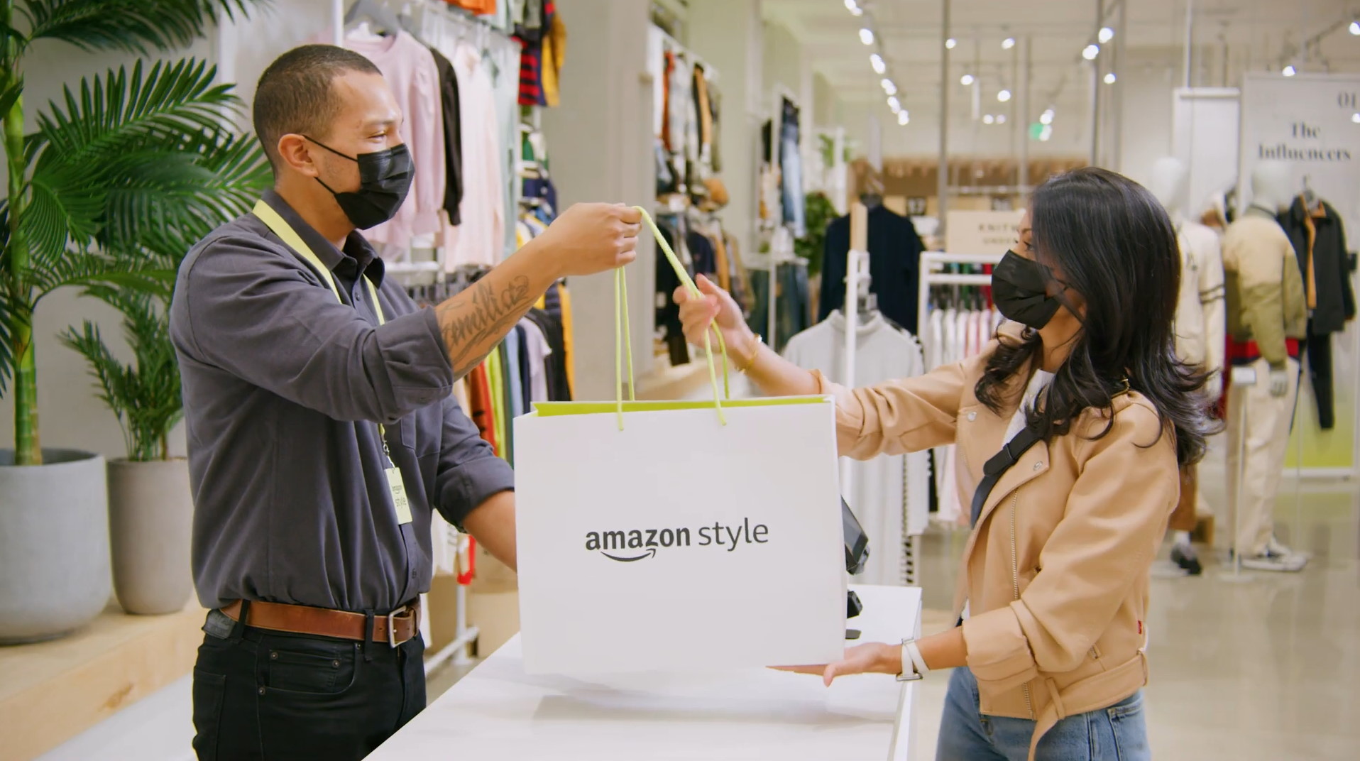 Une cliente effectue un achat dans la future boutique de vêtements Amazon Style. © Amazon