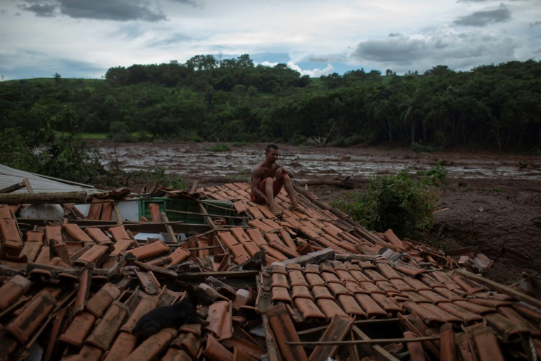 « Tout tremblait. J'ai vu des arbres énormes et des gens disparaître sous la boue », raconte Emerson dos Santos, un sinistré de 30 ans, assis sur les décombres de sa maison familiale. © Mauro Pimentel - AFP