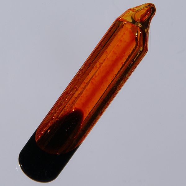 Le brome est un liquide rouge-brun à température ambiante. Il n’existe que sous forme de dimère : le dibrome. Cette molécule est ainsi composée de deux atomes de brome. © Jurii, Wikimedia Commons, CC by 3.0
