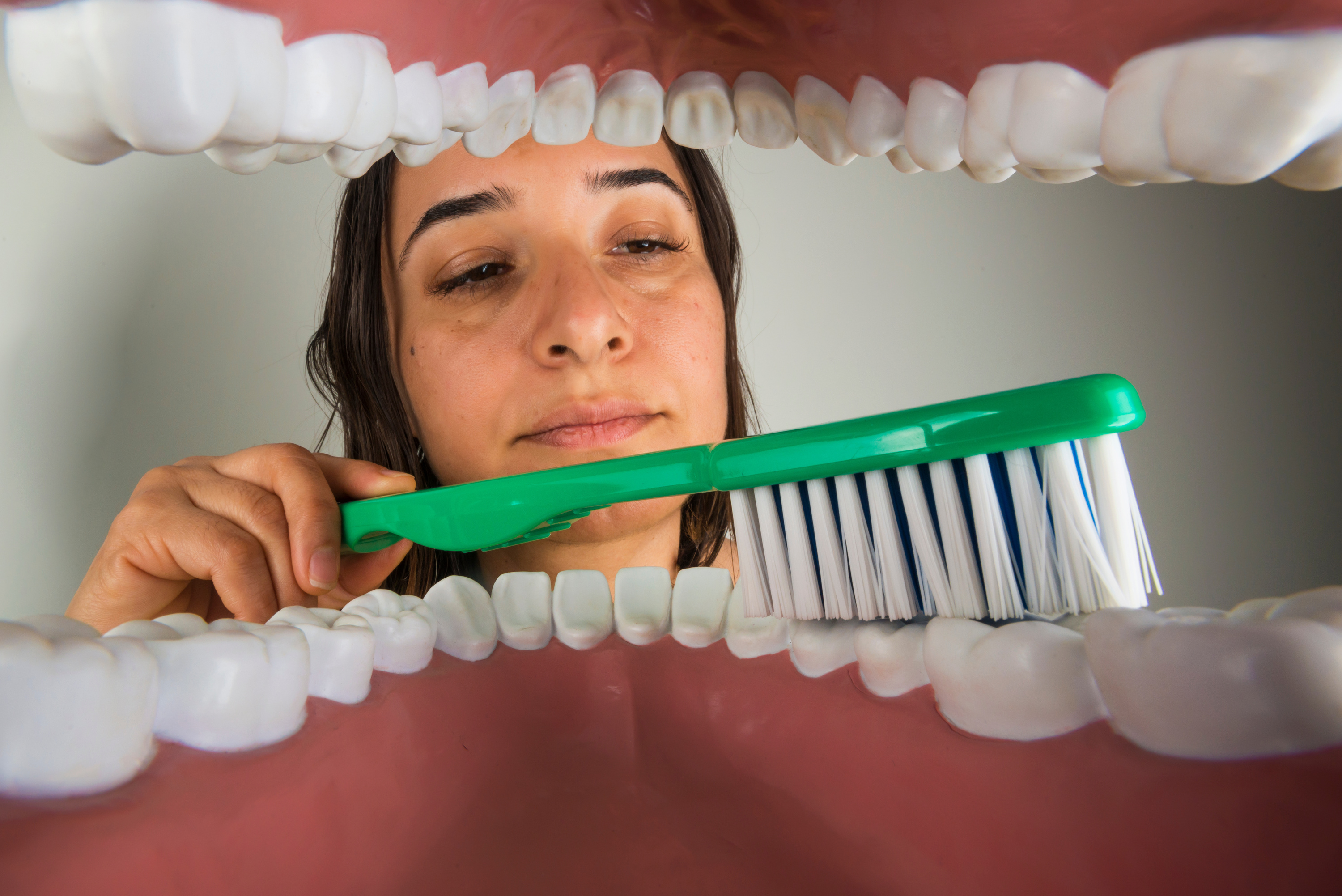 Le brossage mécanique des dents peut empêcher les bactéries et autres agents pathogènes de se faufiler dans la gorge et de provoquer des infections pulmonaires telles que la pneumonie. © sezer66, Adobe Stock