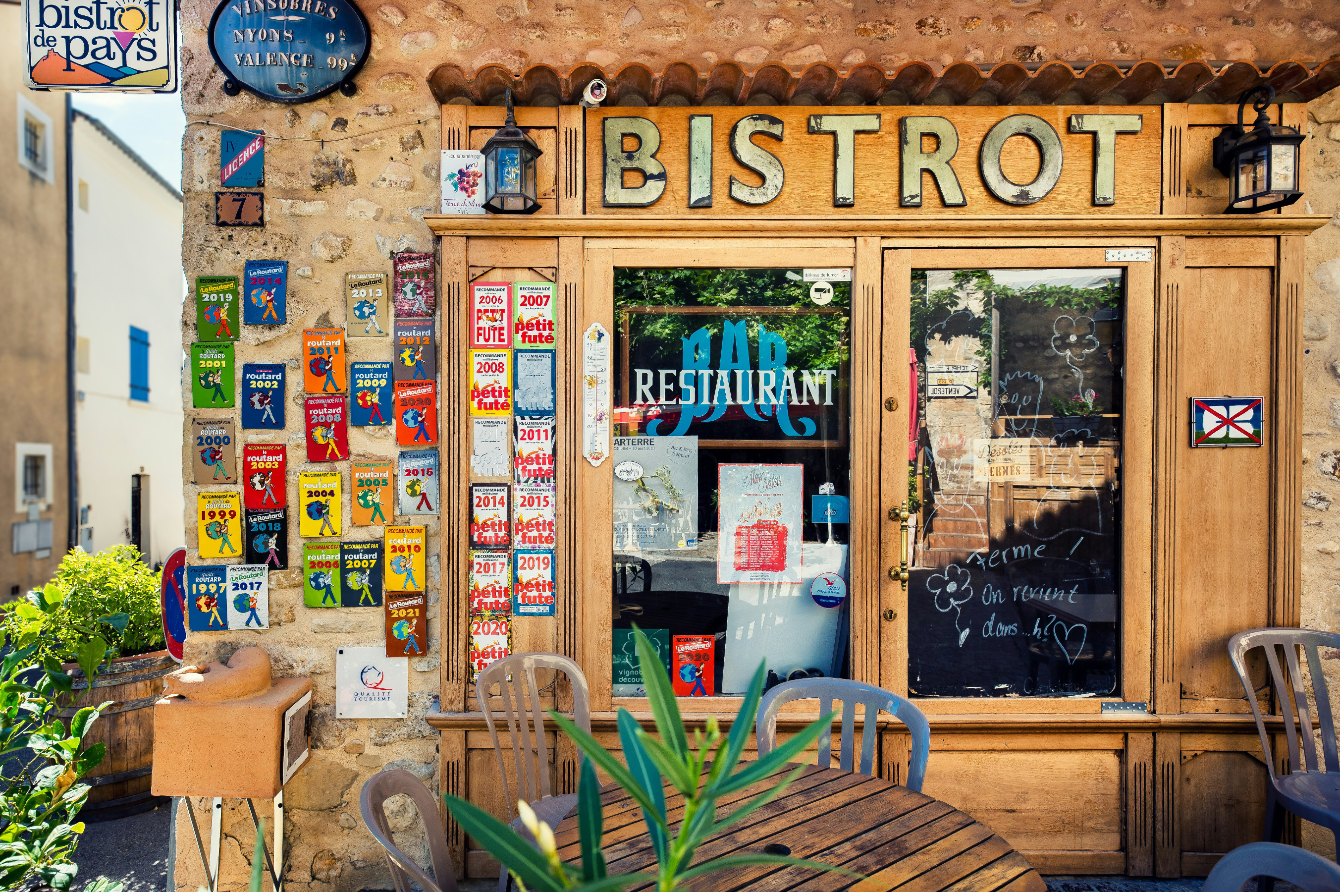 90 % des Français pensent qu'un café est nécessaire dans une commune rurale. © Eric Masur, Unsplash