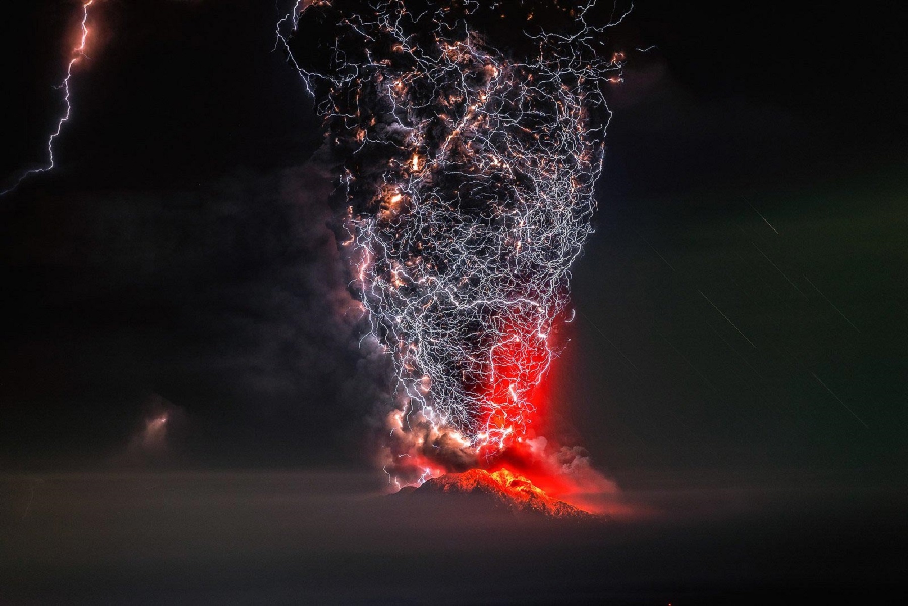 La foudre du volcan Calbuco au Chili. © Francisco Negroni