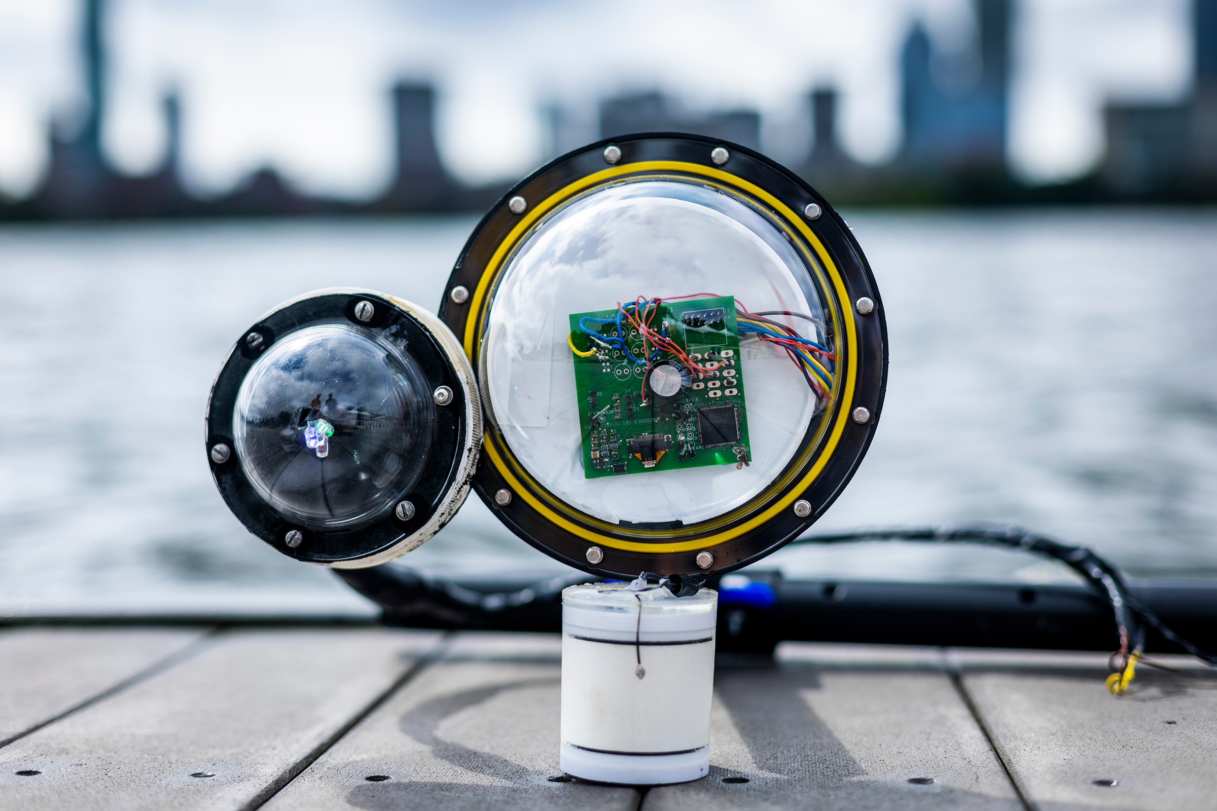 Cette caméra alimentée par un transducteur fonctionne sous l’eau sans batterie. © Massachusetts Institute of Technology