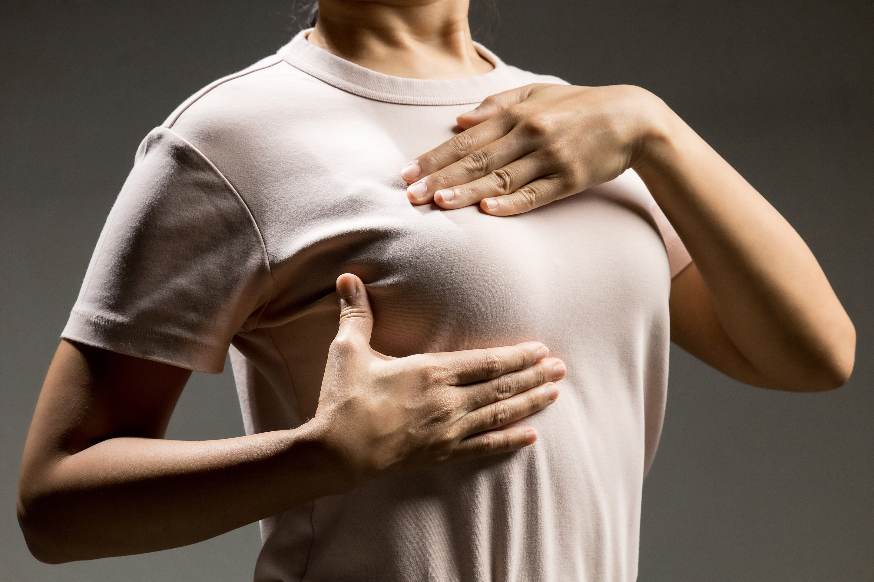 Des applications mobiles permettent aujourd'hui d'obtenir des conseils et des guides pour pratiquer l'autopalpation mammaire. © PhonlamaiPhoto, Getty Images