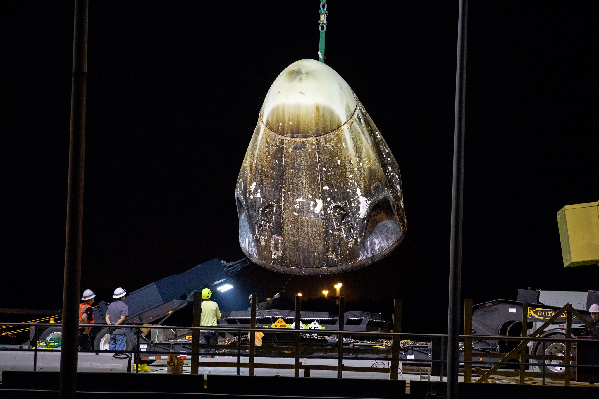 Récupération de la capsule Crew Dragon début mars 2019 après son amerrissage dans l'océan Atlantique au terme de son vol de démonstration aller-retour inhabité vers la Station spatiale internationale (ISS). Cette même capsule a explosé lors d'un test statique de ses moteurs-fusée SuperDraco le 20 avril 2019. © SpaceX, Isaac Watson/Nasa