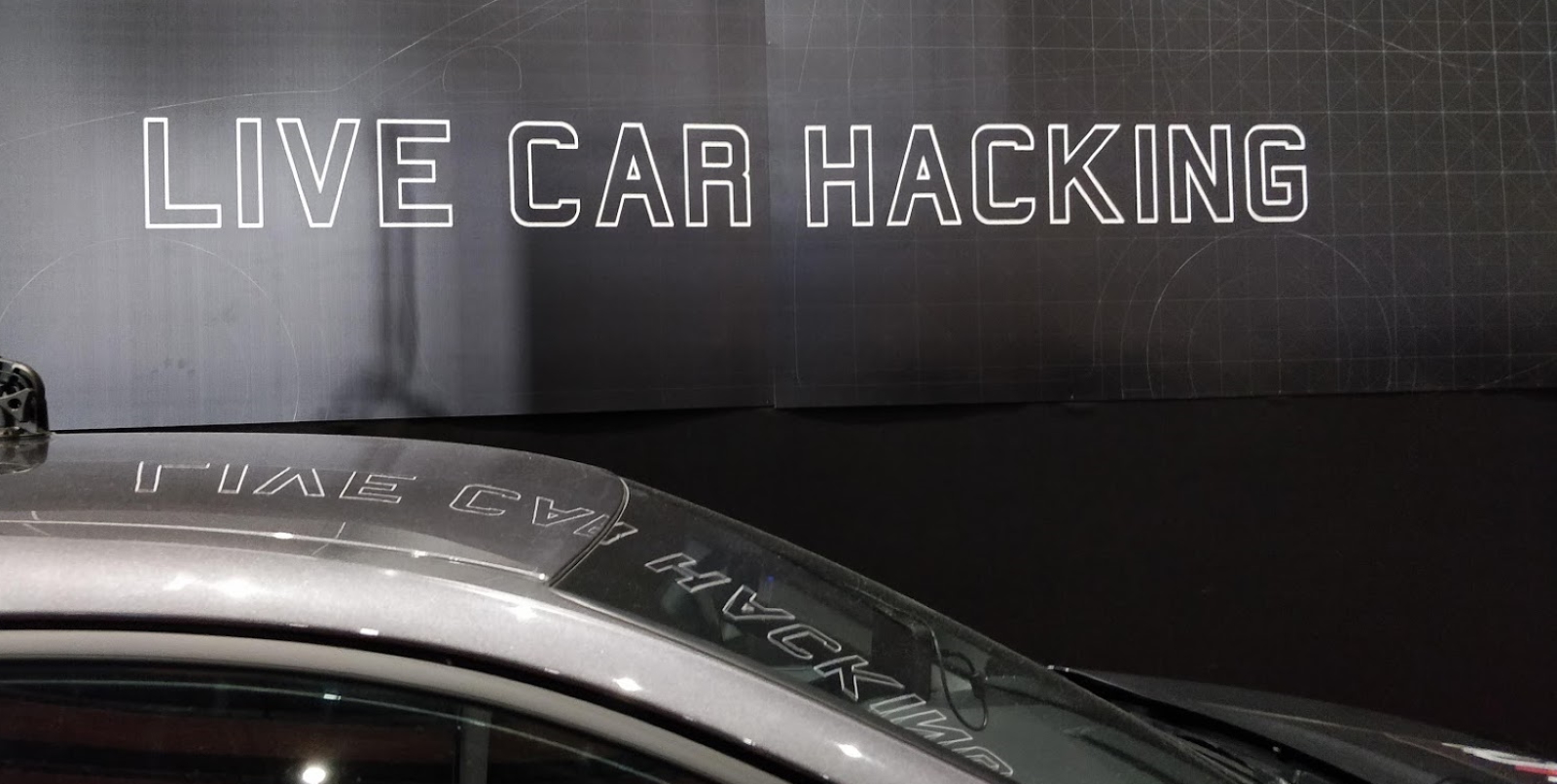 Durant le FIC 2020 à Lille, le hacker « citoyen » Gaël Musquet a montré comment profiter des failles de sécurité des constructeurs d'automobiles pour transformer une voiture de série en voiture autonome. © Futura