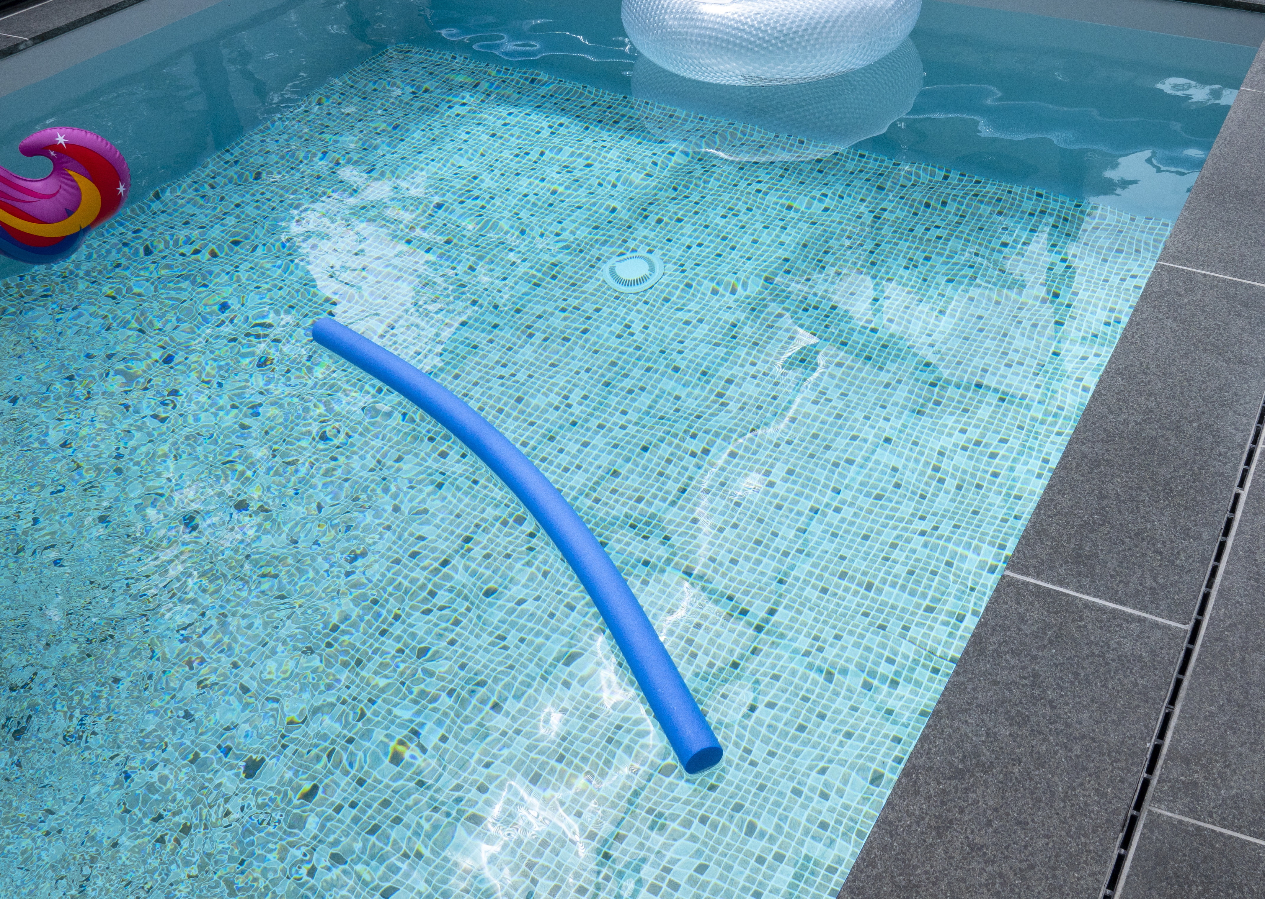 Pour carreler une piscine, il faut utiliser du mortier hydrofuge pour les joints, qui assurent une meilleure étanchéité. © and_rue, Adobe Stock