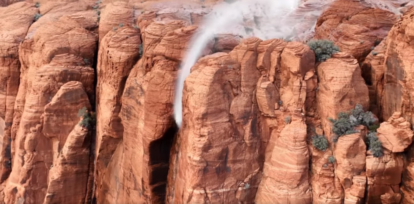 L'eau d'une cascade peut s'inverser lorsque des vents tempétueux soufflent sur la falaise, comme ici en Utah. © RJ Hooper