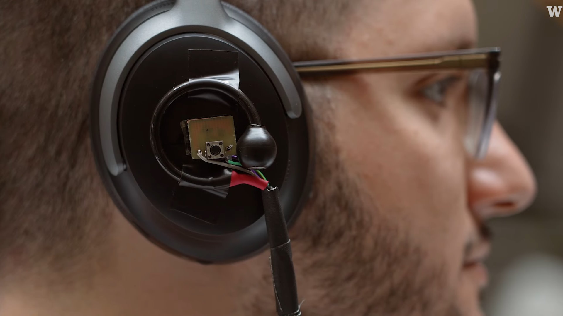 Grâce à deux microphones et une intelligence artificielle, ce casque peut isoler la voix d’un interlocuteur. © Université de Washington