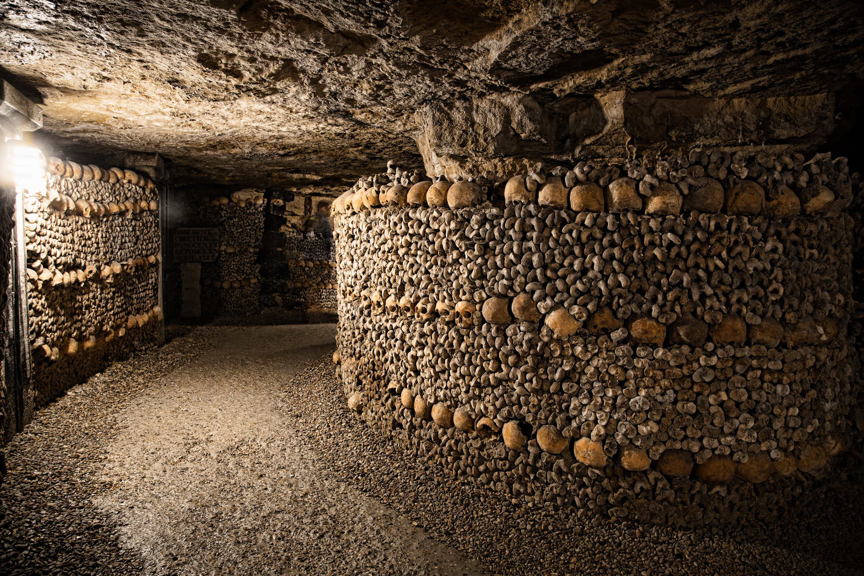 Parmi les visites insolites à Paris, les catacombes. © dirk94025, fotolia