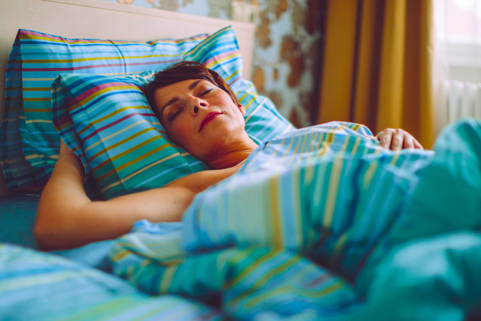 Sensation de chute, sursaut du corps avant de sombrer dans le sommeil… Vous n’êtes pas seul, et voici quelques pistes explicatives. © Eva_Katalin, iStock