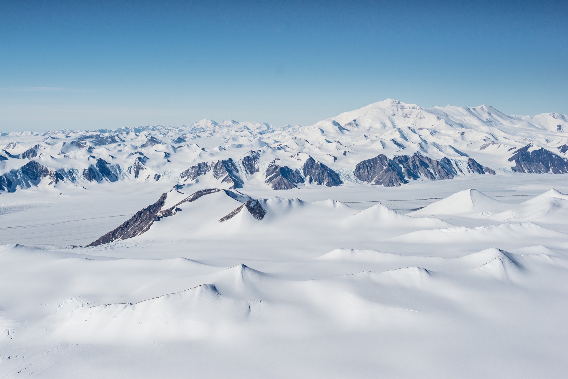 Contrairement aux montagnes de la chaîne transantarctique, la chaîne Gamburtsev n'est absolument pas visible en surface. © jeff, Adobe Stock
