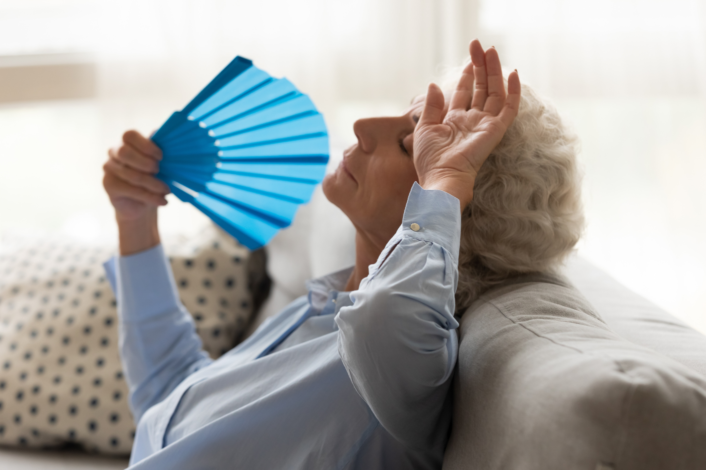 Les personnes âgées sont plus vulnérables et résistent souvent mal aux vagues de chaleur. © Fizkes, Adobe Stock
