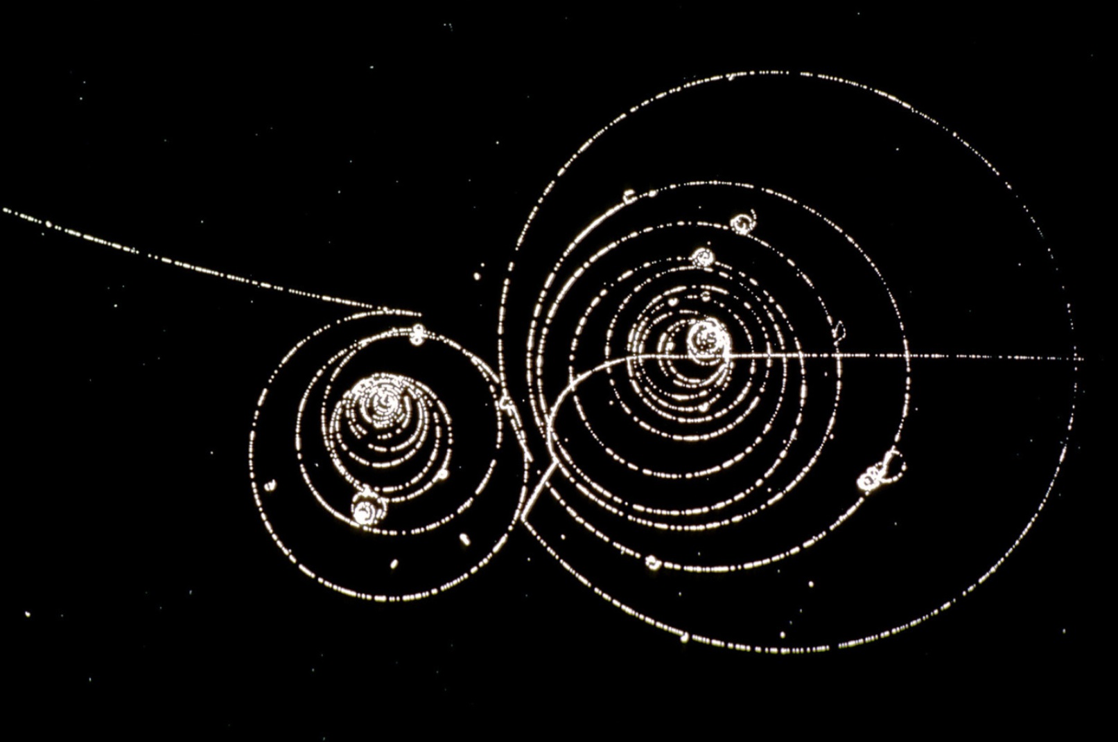Des particules spiralant dans un champ magnétique à l'intérieur d'une chambre à bulles au Cern il y a 50 ans. © 1973-2022 Cern