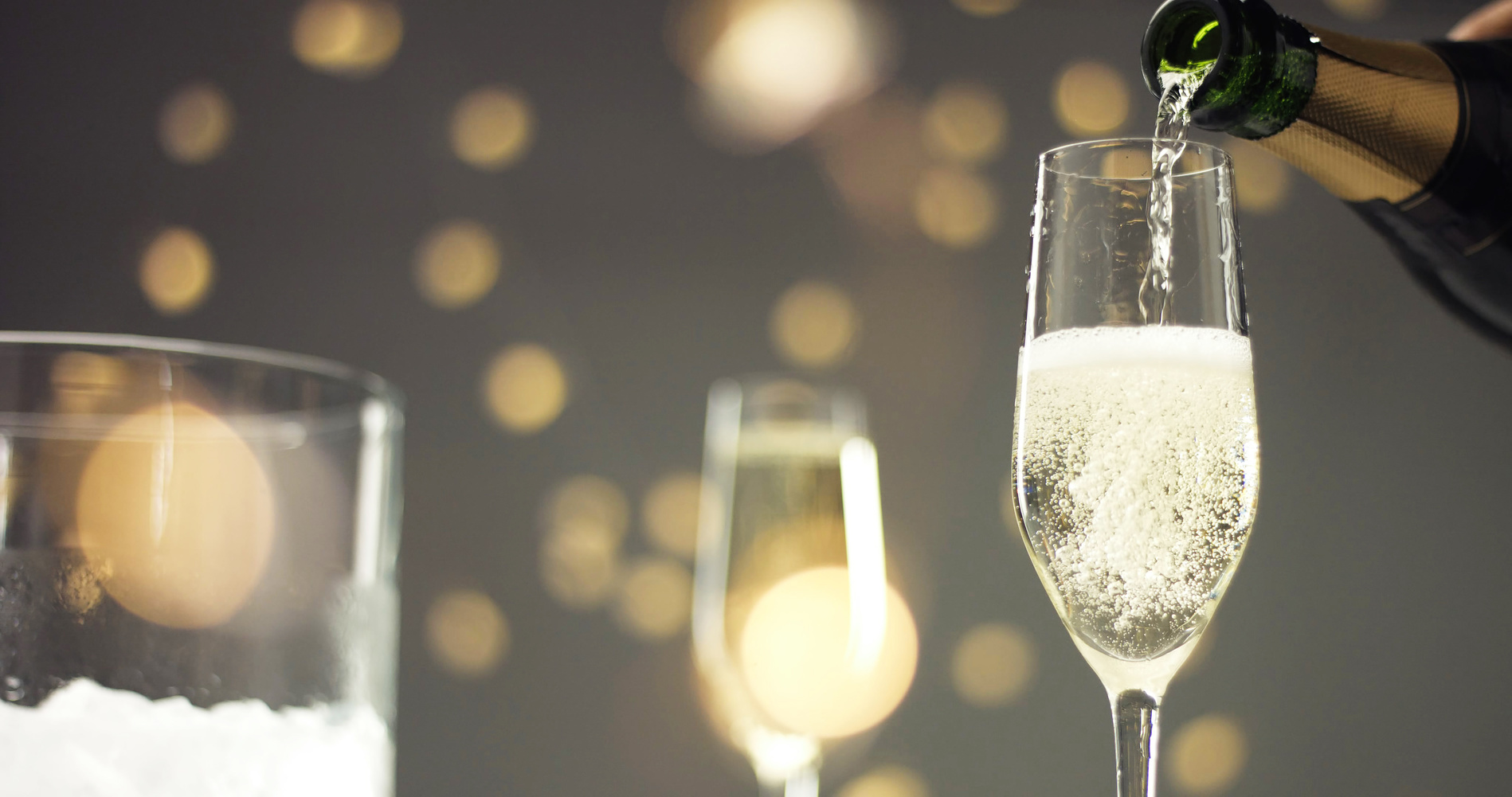 Dans un verre parfaitement propre, le champagne ne ferait pas de bulle. © Anastasia, fotolia