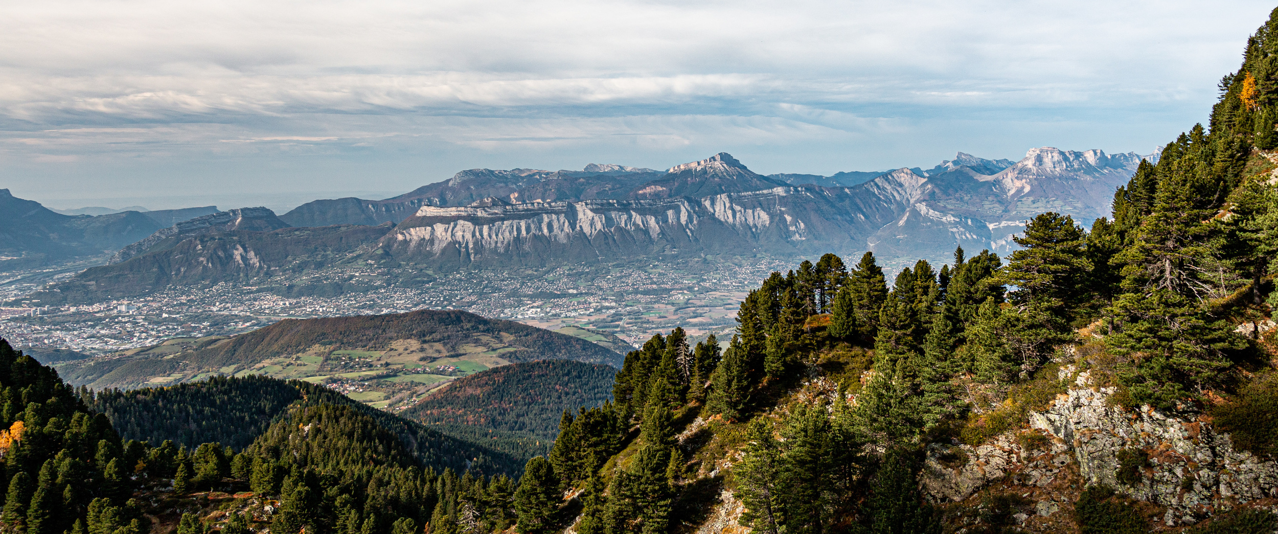 Difficile d'imaginer que ce massif des Alpes contient les reliques d'un océan ayant existé il y a près de 500 millions d'années ! © Philippe, Adobe Stock