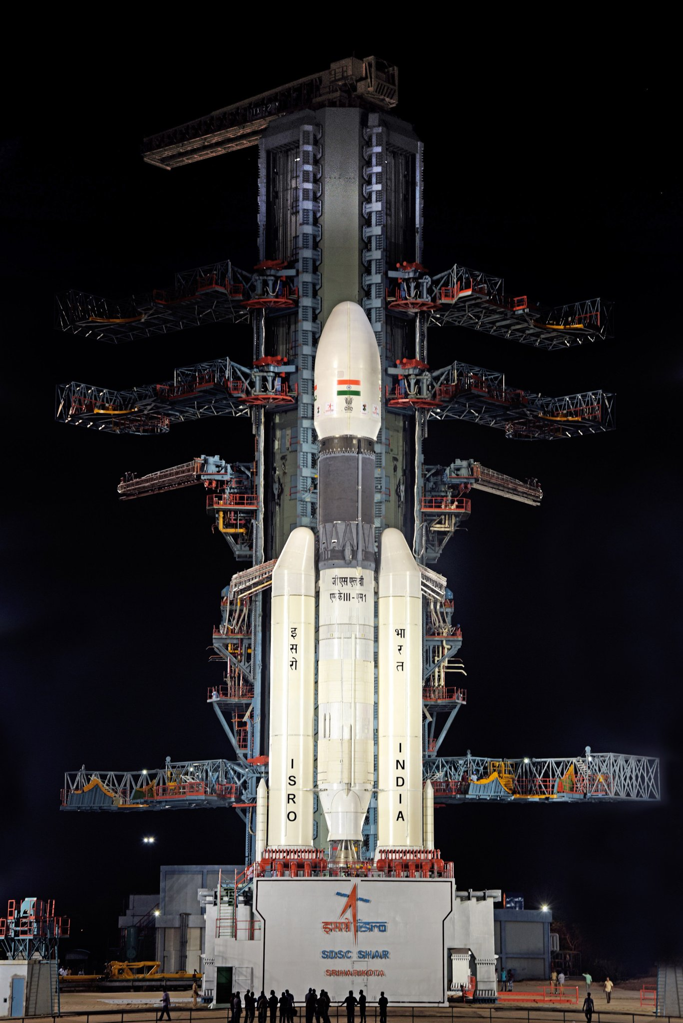 La fusée indienne GSLV-MkIII sur le pas de tir le 14 juillet 2019, à quelques heures du lancement de Chandrayaan-2, avant que celui-ci ne soit annulé au dernier moment. © ISRO