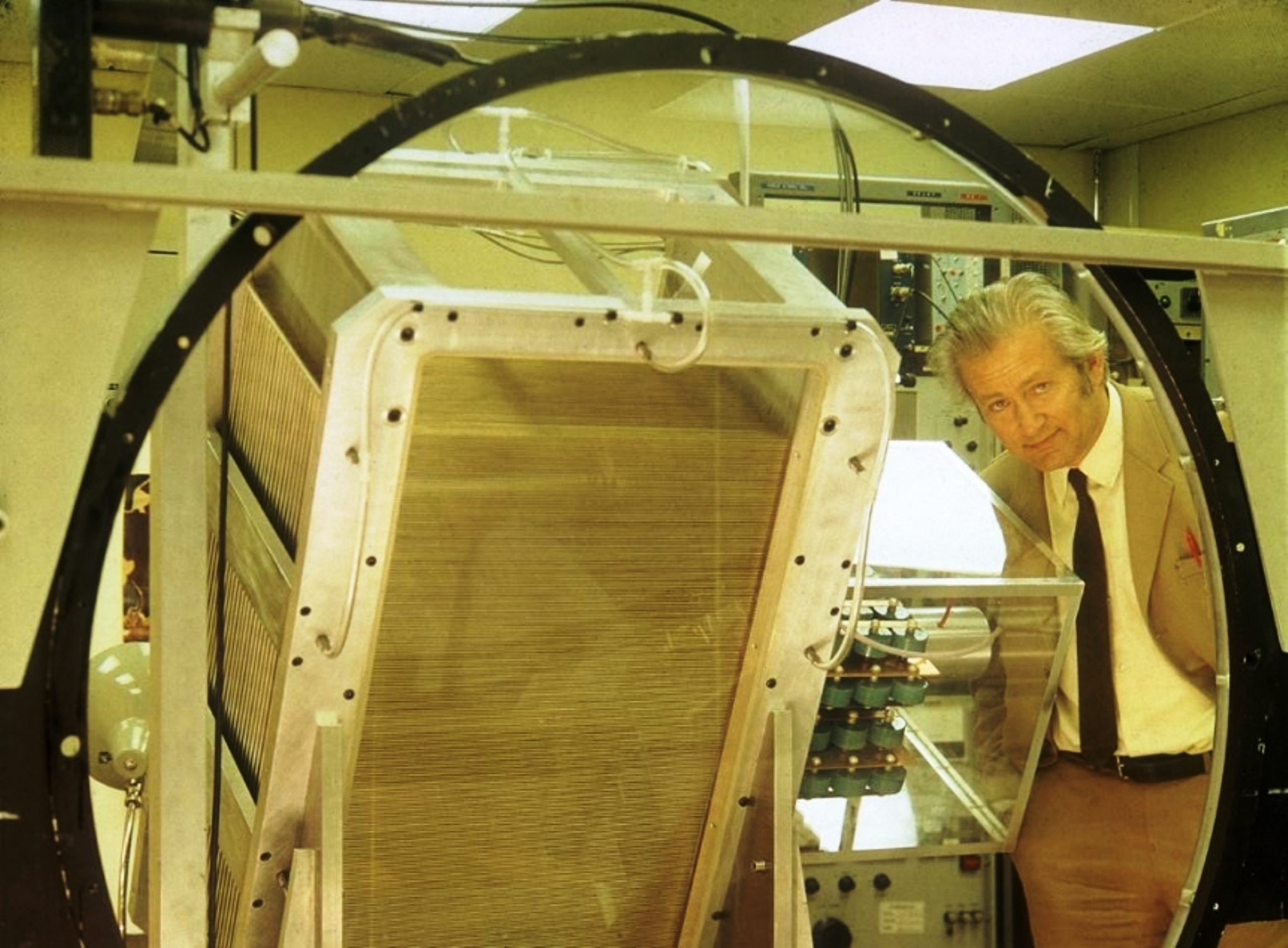 Georges Charpak, à côté d'une lentille et d'une chambre proportionnelle multifils, photographié en 1973, cinq ans à peine après la publication de l'article décrivant le nouveau dispositif. © CERN