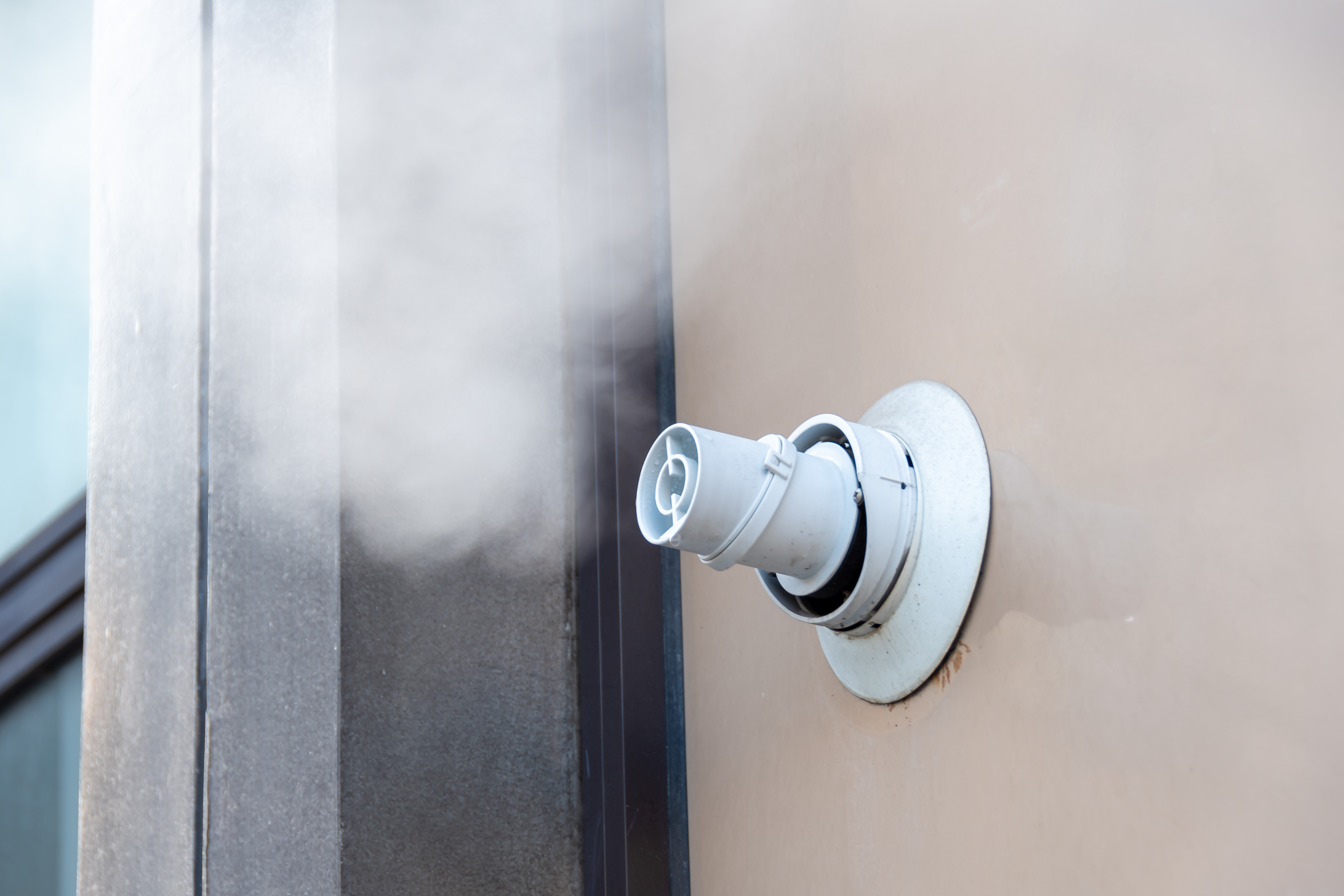 La chaudière à ventouse rejette les les fumées à l’extérieur. ©HJBC, Adobe Stock