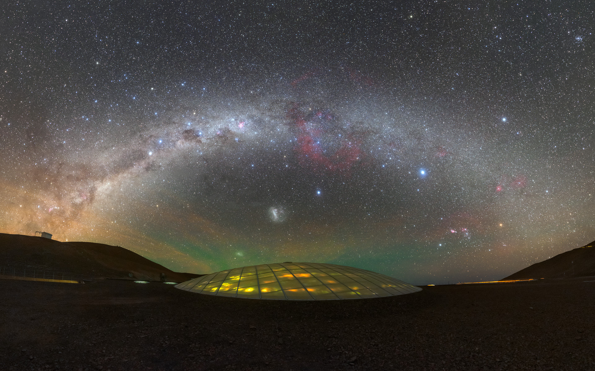 L'arche de la Voie lactée se déploie au-dessus de la résidence de l'ESO à l'observatoire Paranal, à 2.400 mètres d'altitude, au Chili. Un site magnifique où furent tournées des scènes du James Bond Quantum of Solace. © P. Horálek, ESO