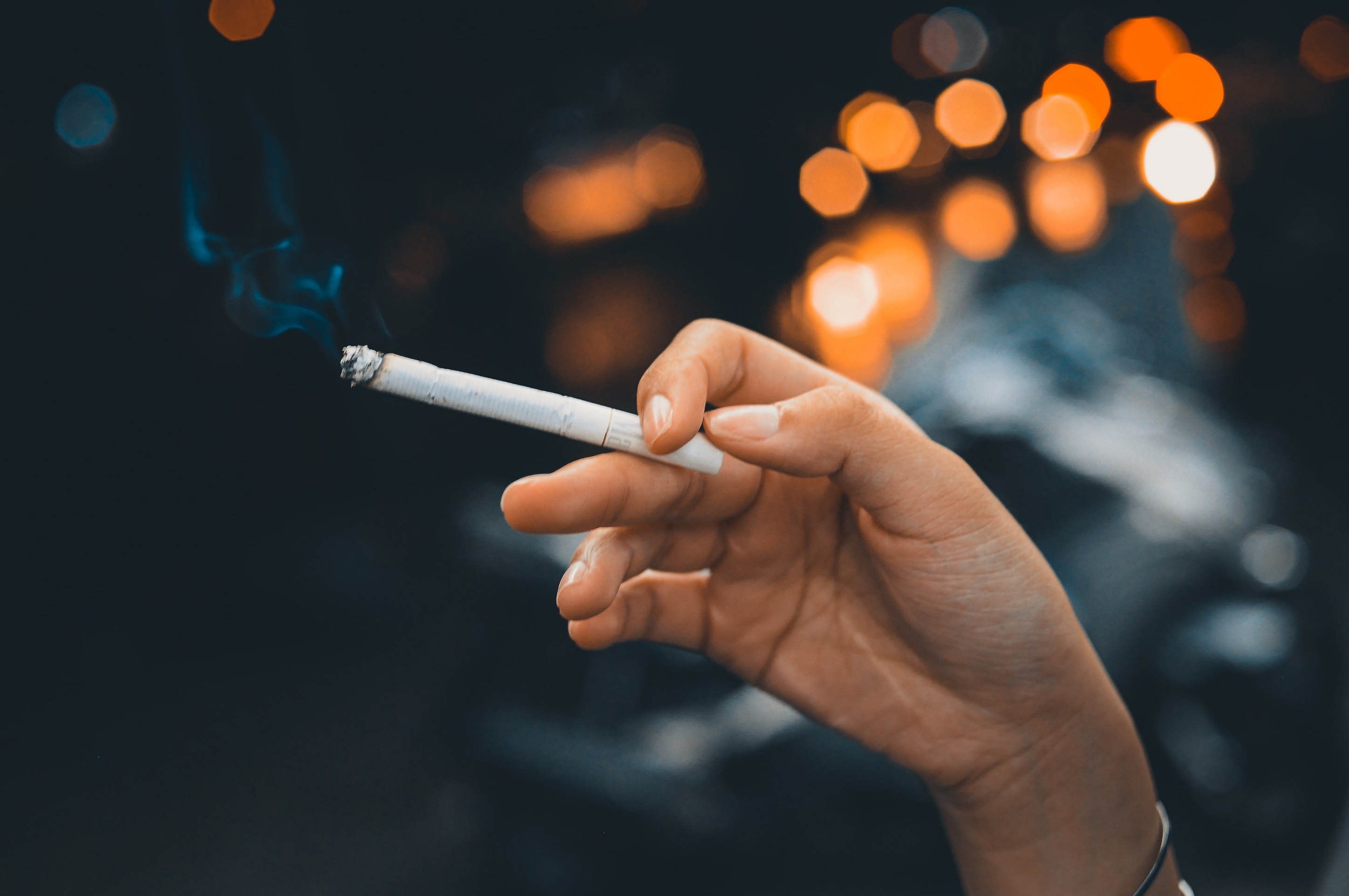 Une nouvelle étude américaine pointe du doigt des symptômes pulmonaires chez les fumeurs qui ne correspondent à aucune maladie connue. © Lê Tit, Unsplash