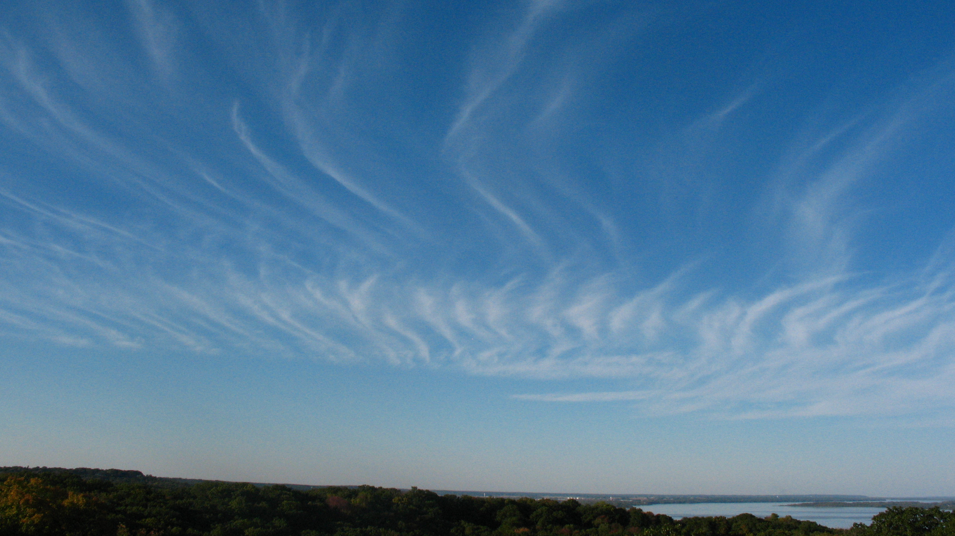 Les cirrus forment des nuages filamenteux de haute altitude. © k4dordy, Fotopedia, CC by 2.0