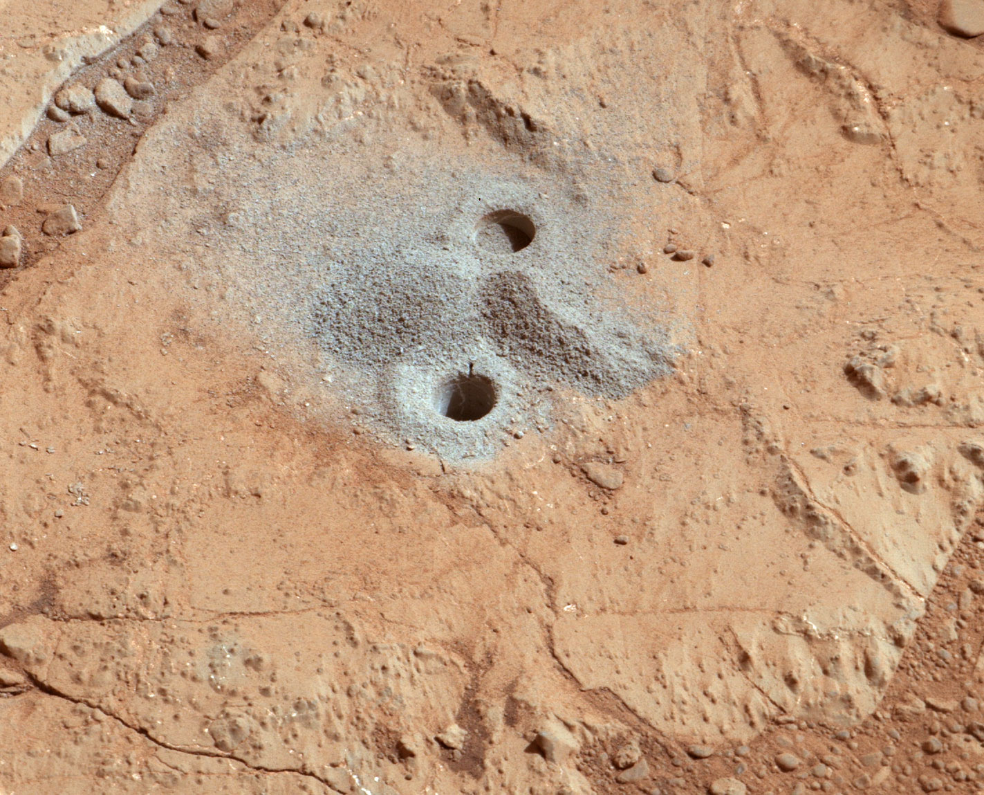 Le premier forage de Curiosity a permis de démontrer que dans son passé, la planète Mars a été habitable. Mais deux questions restent en suspens : quand et durant combien de temps ? © Nasa/JPL-Caltech/MSSS